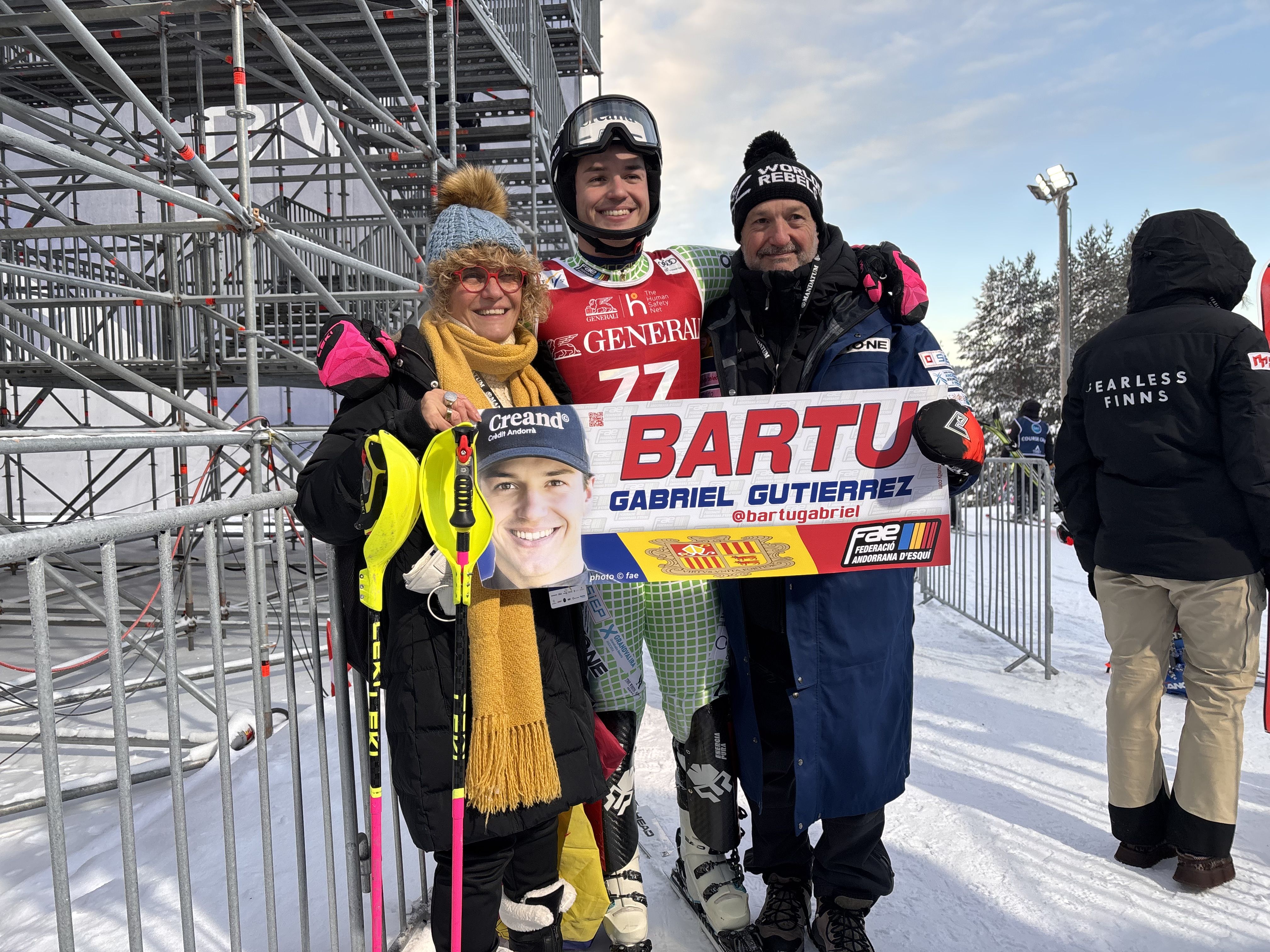 Bartumeu Gabriel, a l'arribada de Levi amb els seus pares. Bartumeu Gabriel, a l'arribada de Levi amb els seus pares.