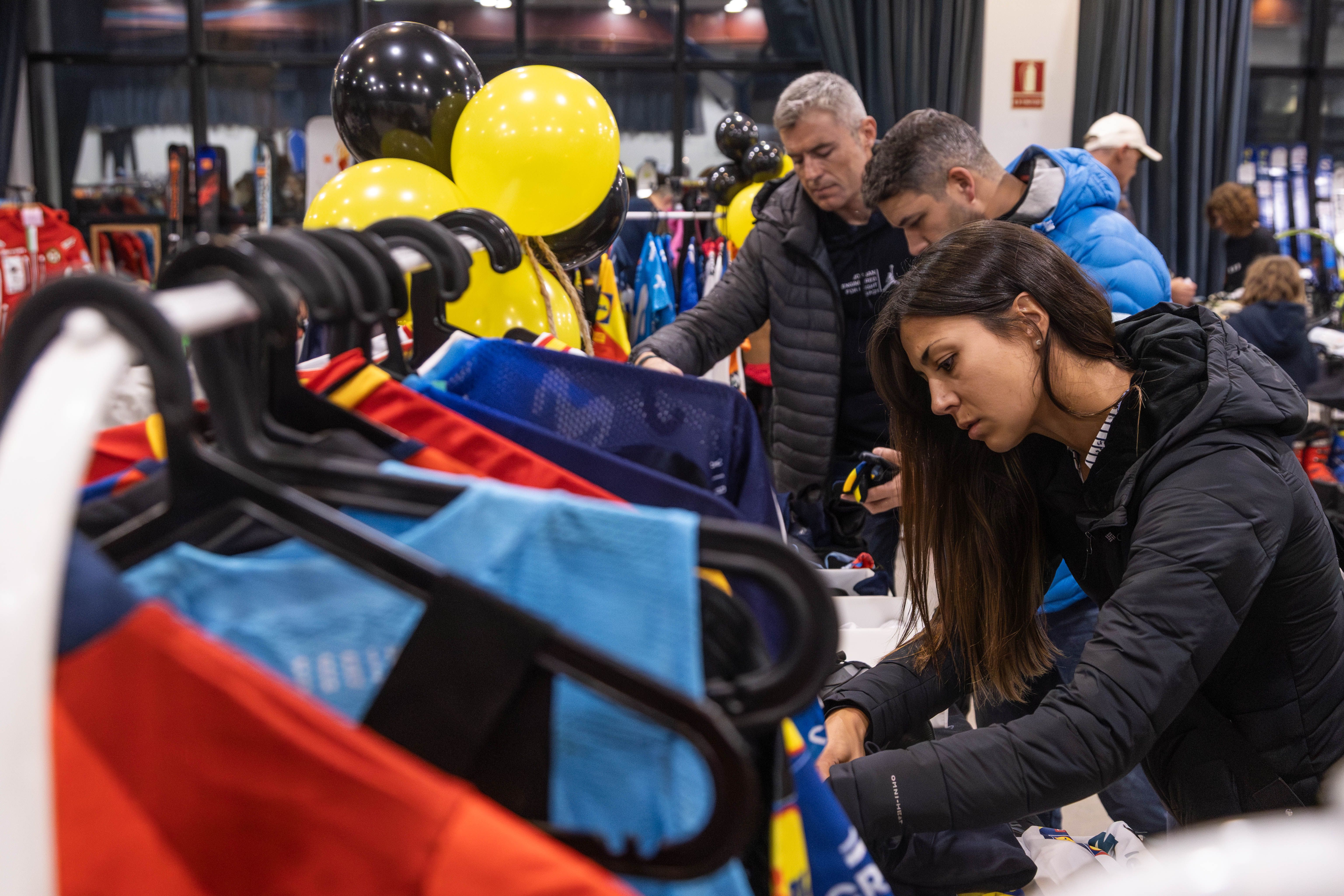 Els visitants han pogut regirar entre diversos articles de roba esportiva. 