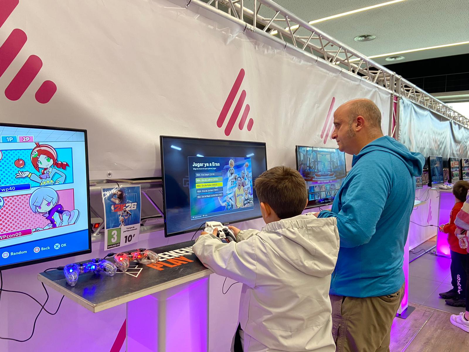 Pare i fill, reptant-se a un partit a l'NBA 2K25