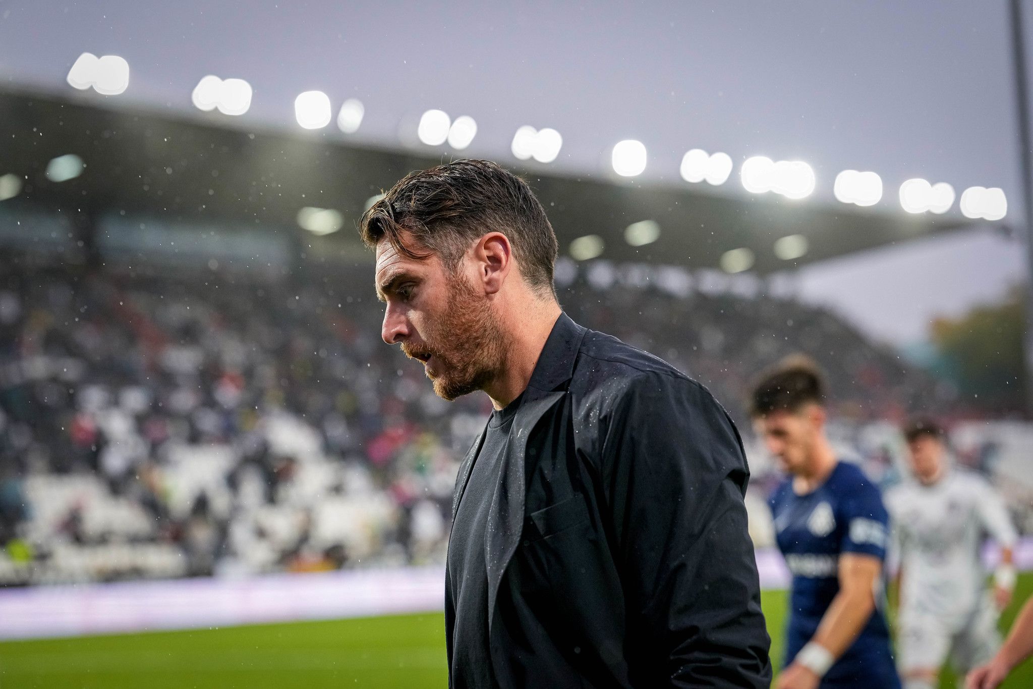 Ibai Gómez, poc satisfet amb el partit, marxant cap als vestidors.