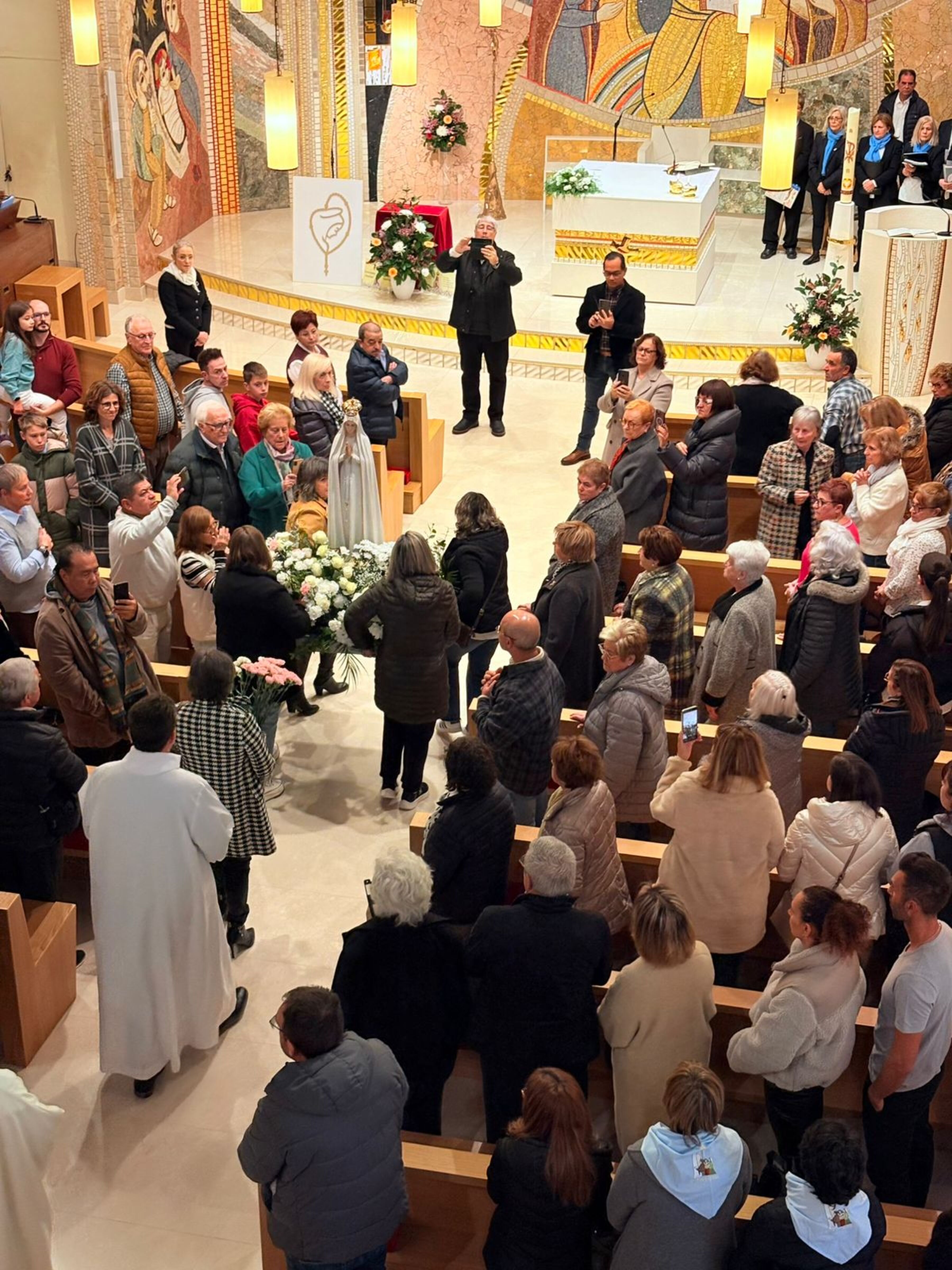 Entrada de la verge pelegrina aquest diumenge a l'església de Sant Julià.