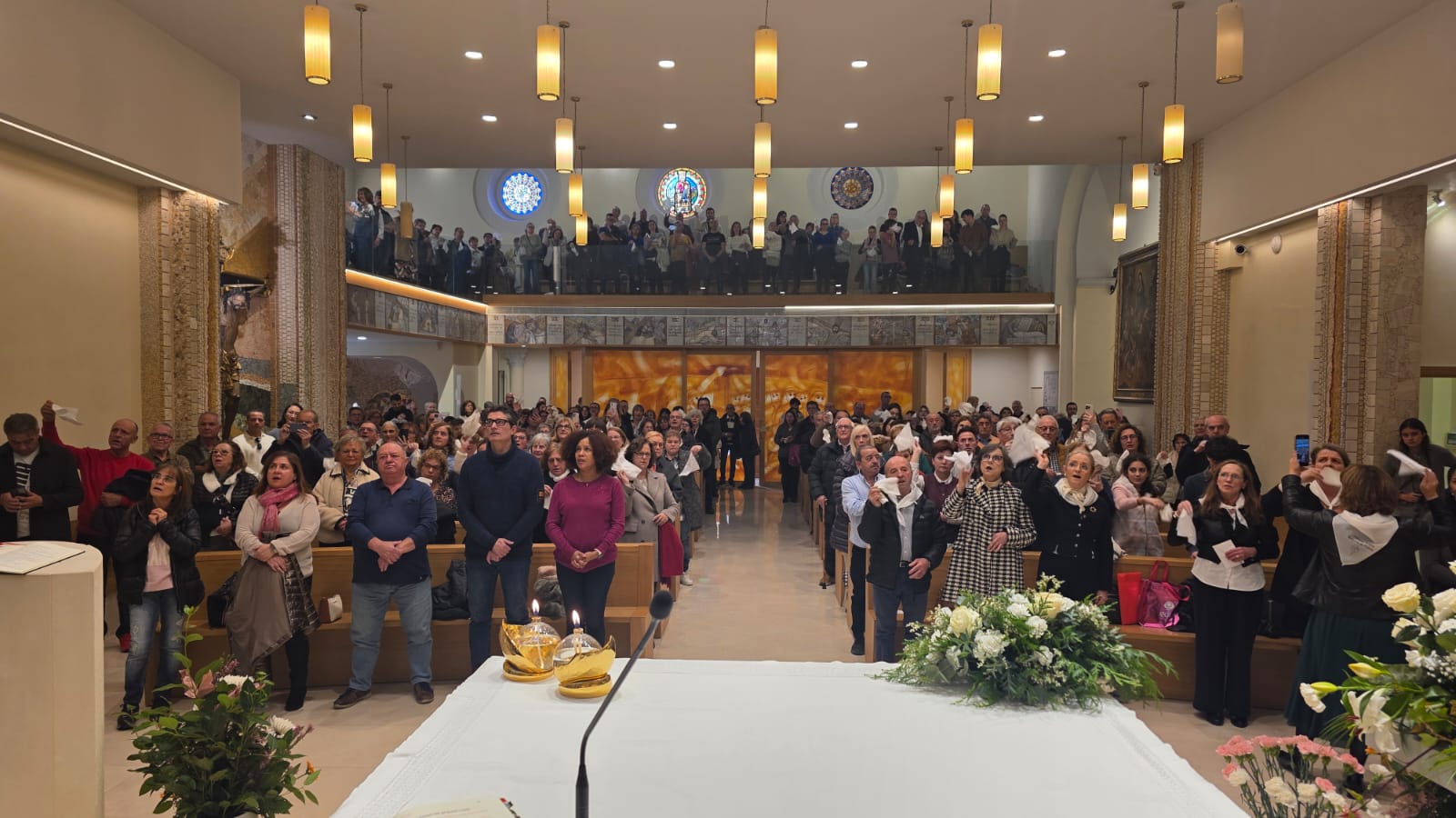 Els feligresos s'acomiaden de la verge amb mocadors. Els feligresos s'acomiaden de la verge amb mocadors.