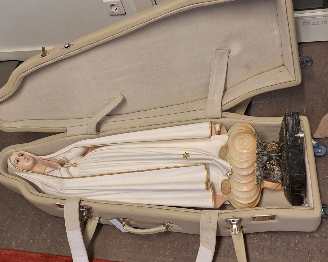 La imatge de la verge pelegrina de Fàtima viatja en una maleta. La imatge de la verge pelegrina de Fàtima viatja en una maleta.