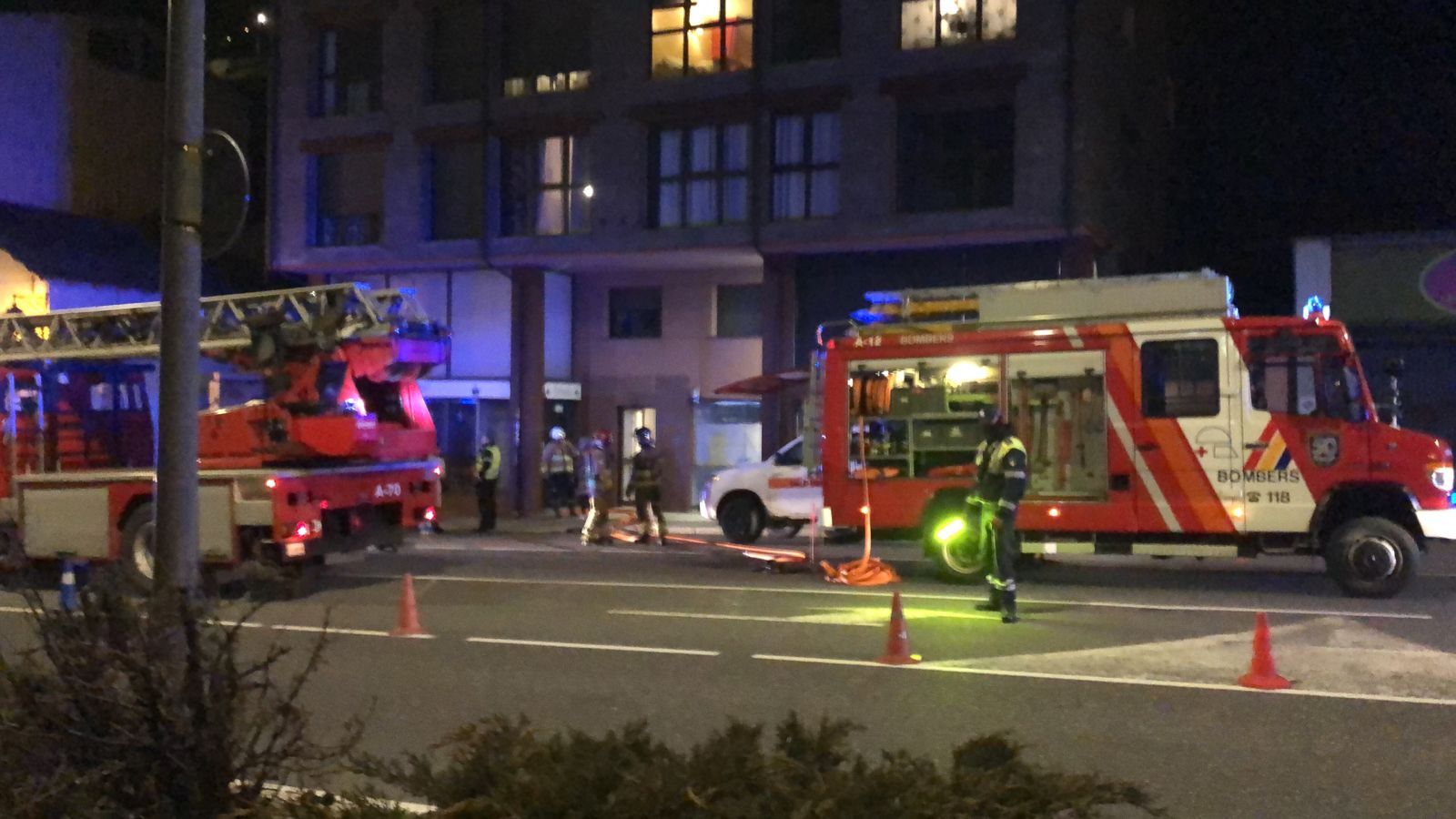 Els equips d'emergència i seguretat a l'exterior de l'edifici on hi ha hagut l'incendi.
