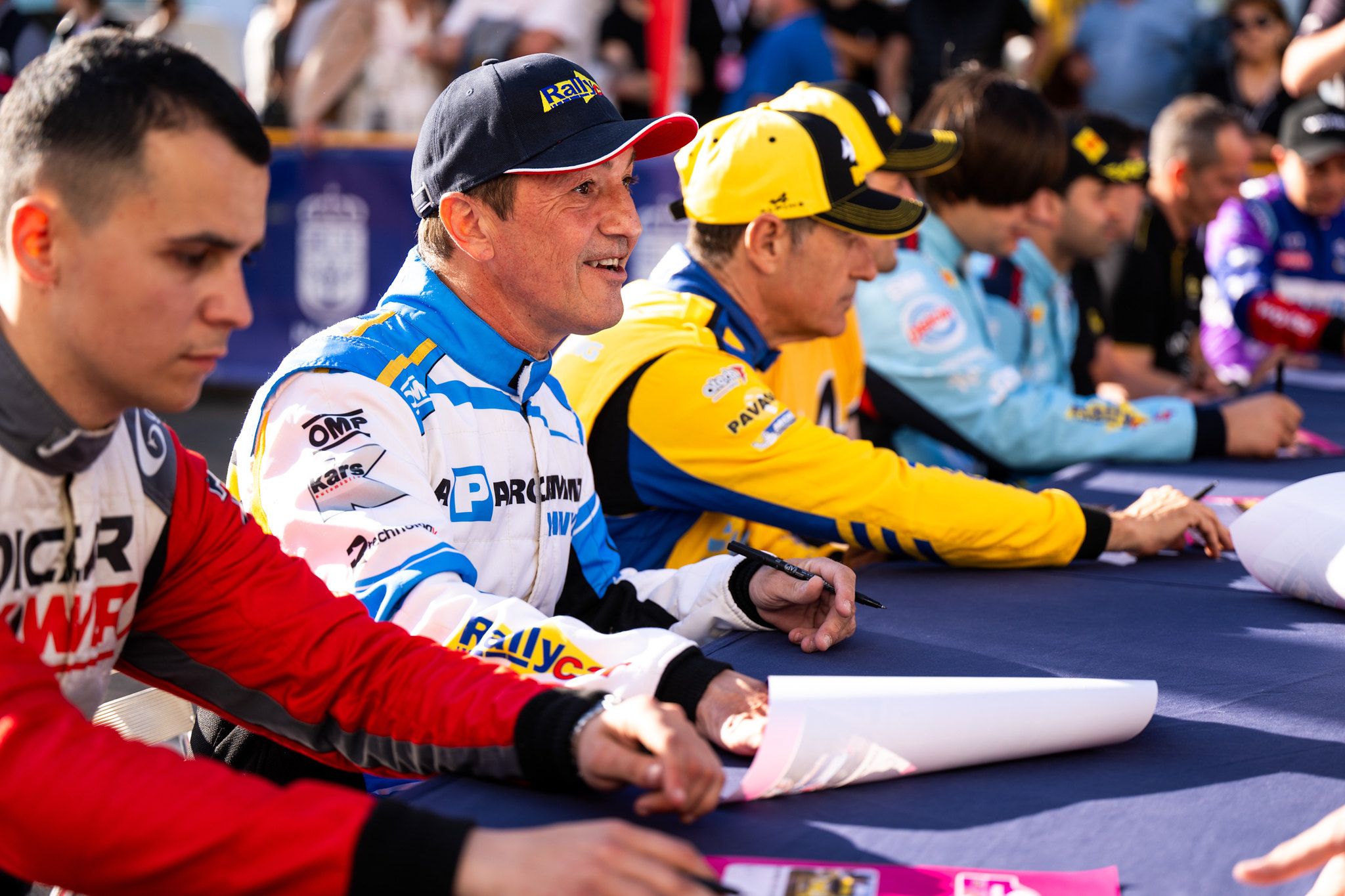 El pilot andorrà, signant autògrafs a la Copa d'Espanya d'asfalt.