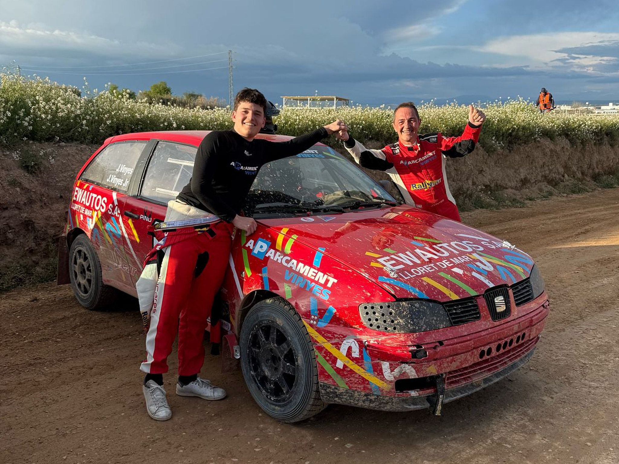 Pare i fill, en acabar un ral·li de terra recent.