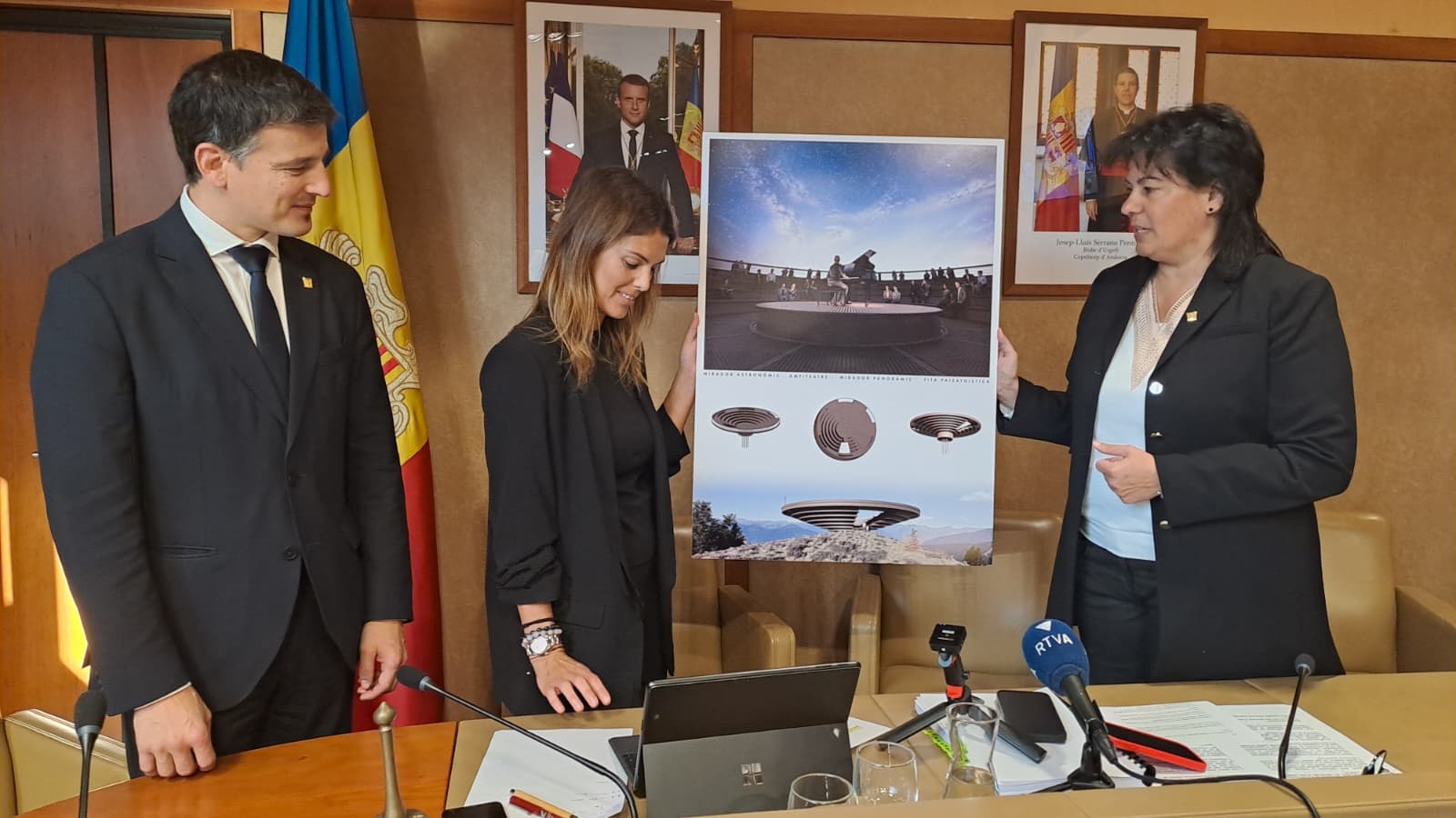 Fité, Solé i Sansa amb el projectre del mirador. Fité, Solé i Sansa amb el projectre del mirador.