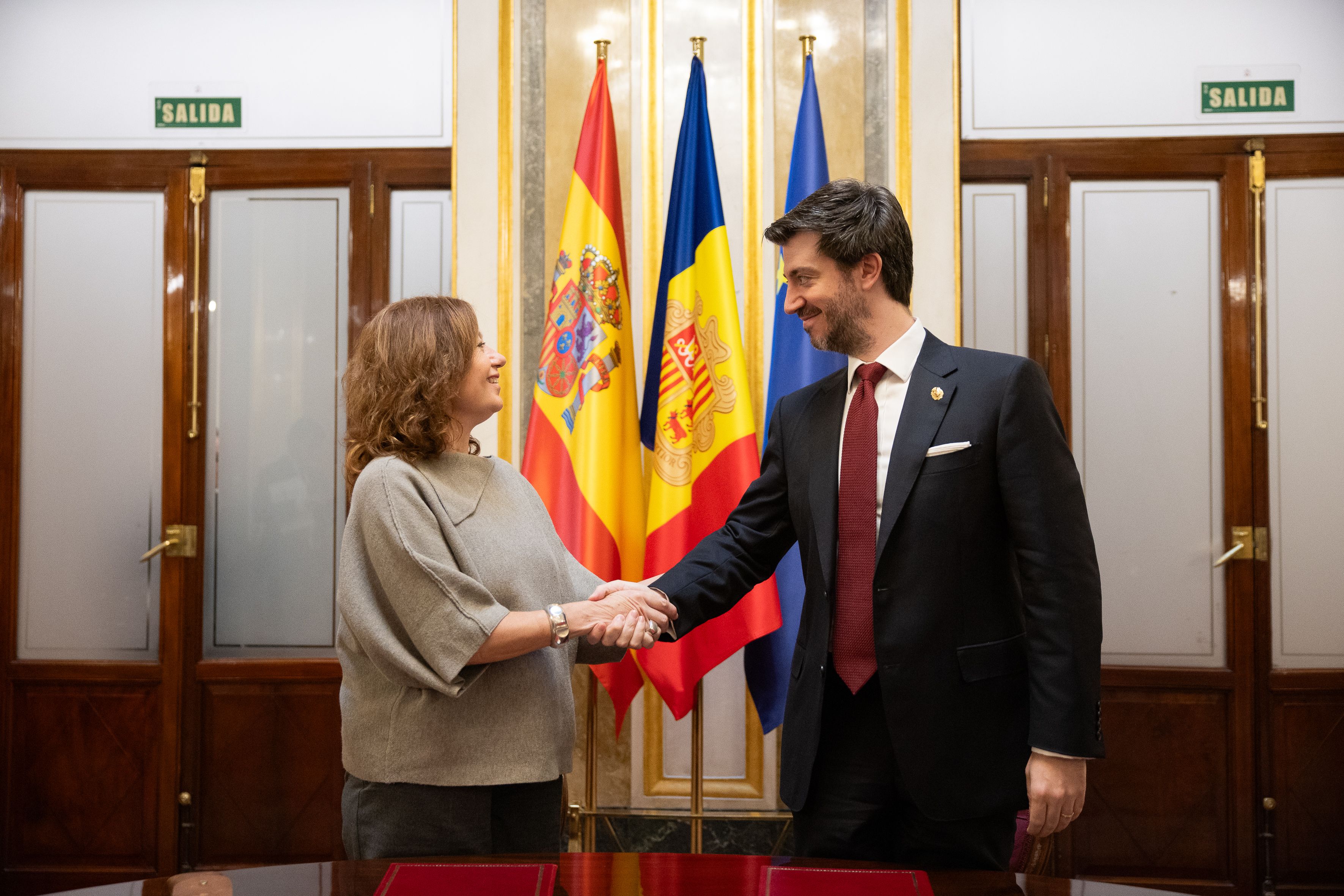 Armengol i Ensenyat es donen la mà després de signar el conveni.