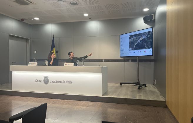 L'investigador de la Universitat de Cambridge, Tiago Canelas, i la consellera de Social, Joventut i Espai Ciutadà, Maria Nazzaro, durant la presentació.