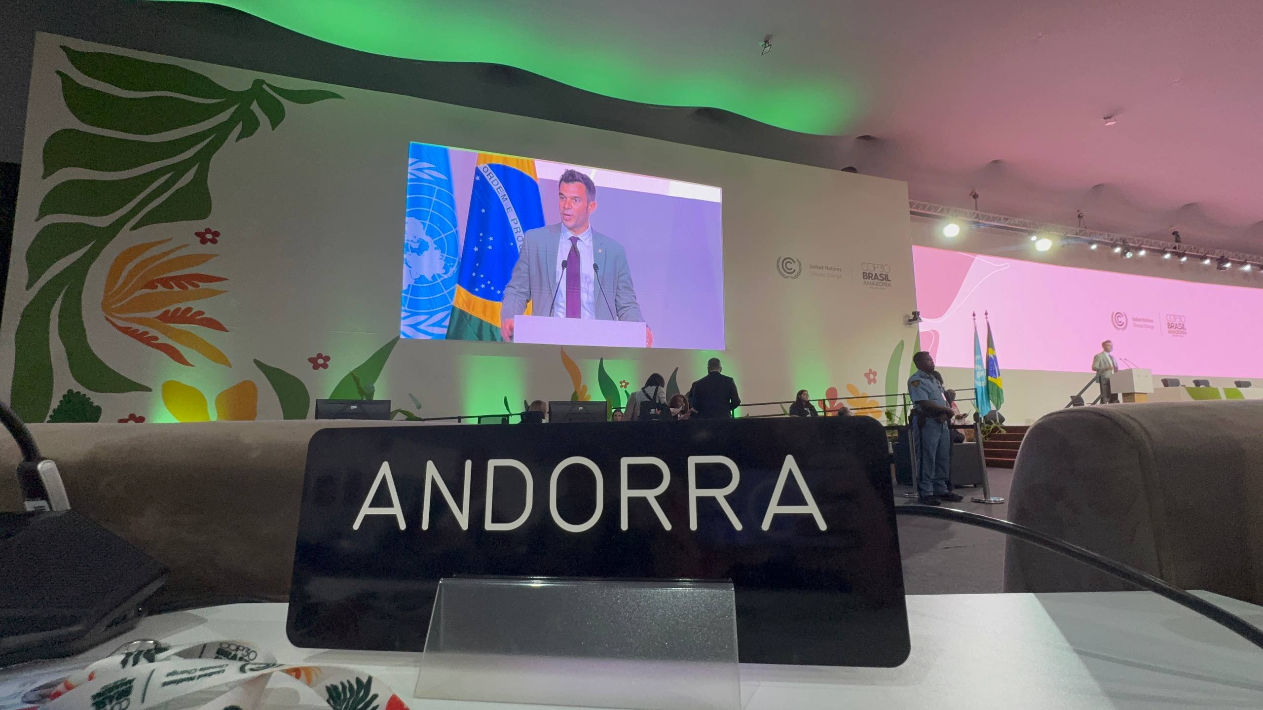 David Forné projectat en una de les pantalles de la seu on s'ha fet la cimera.