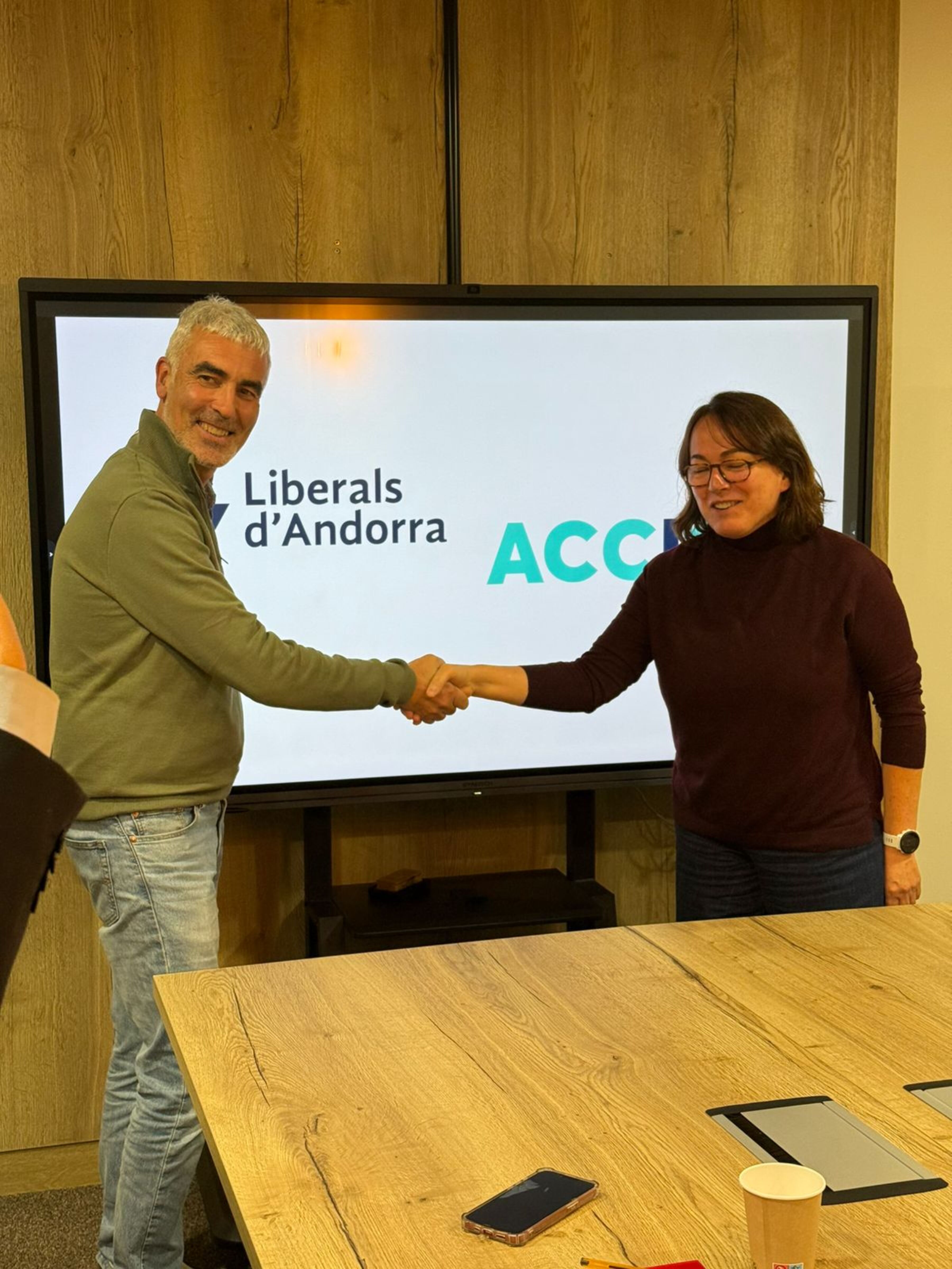 Marc Magallón i Cristina Rico en el moment de segellar l'acord per coalitzar-se.