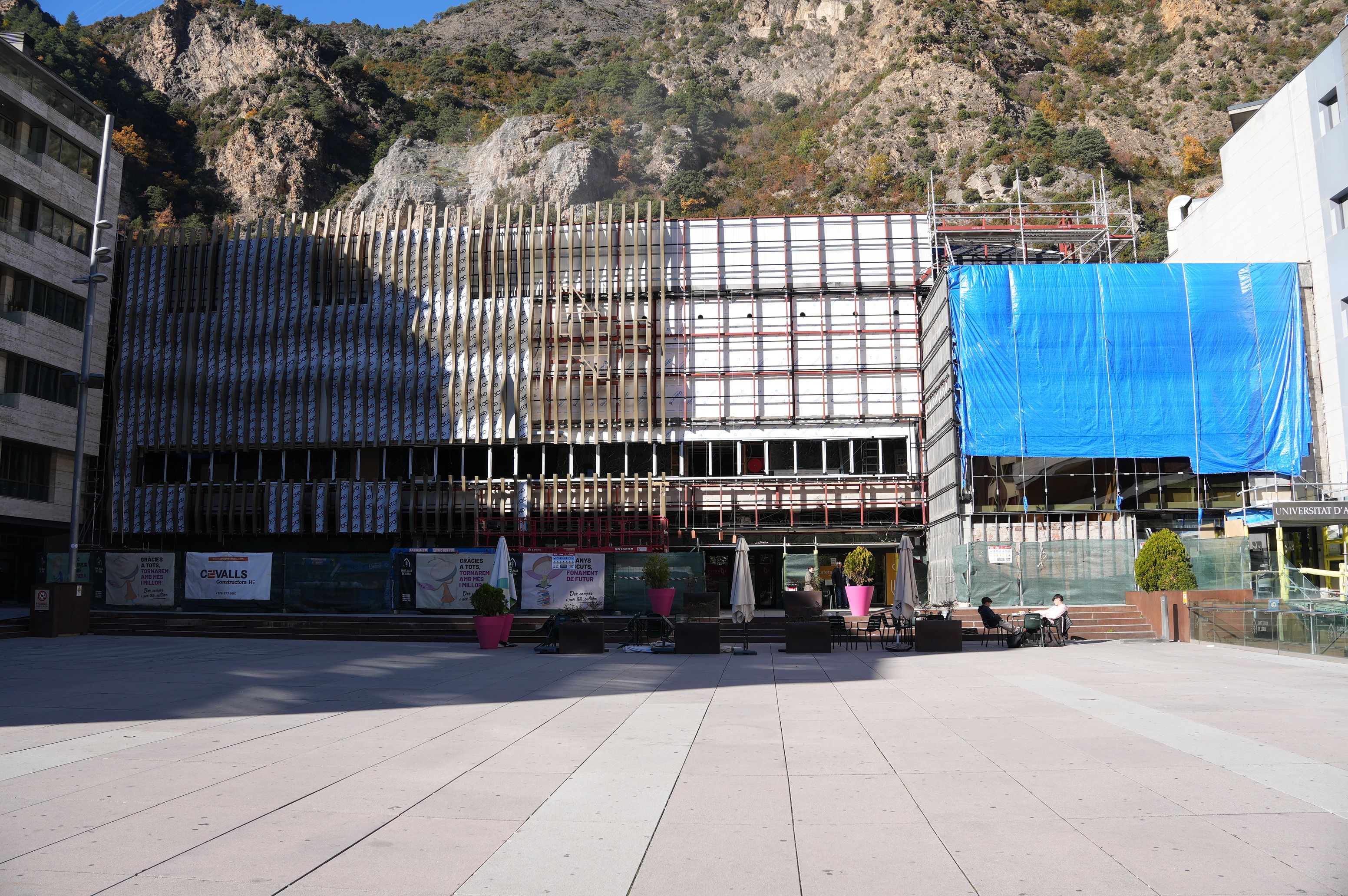 Estat actual de les obres de la façana del Centre Cultural Lauredià. Estat actual de les obres de la façana del Centre Cultural Lauredià.
