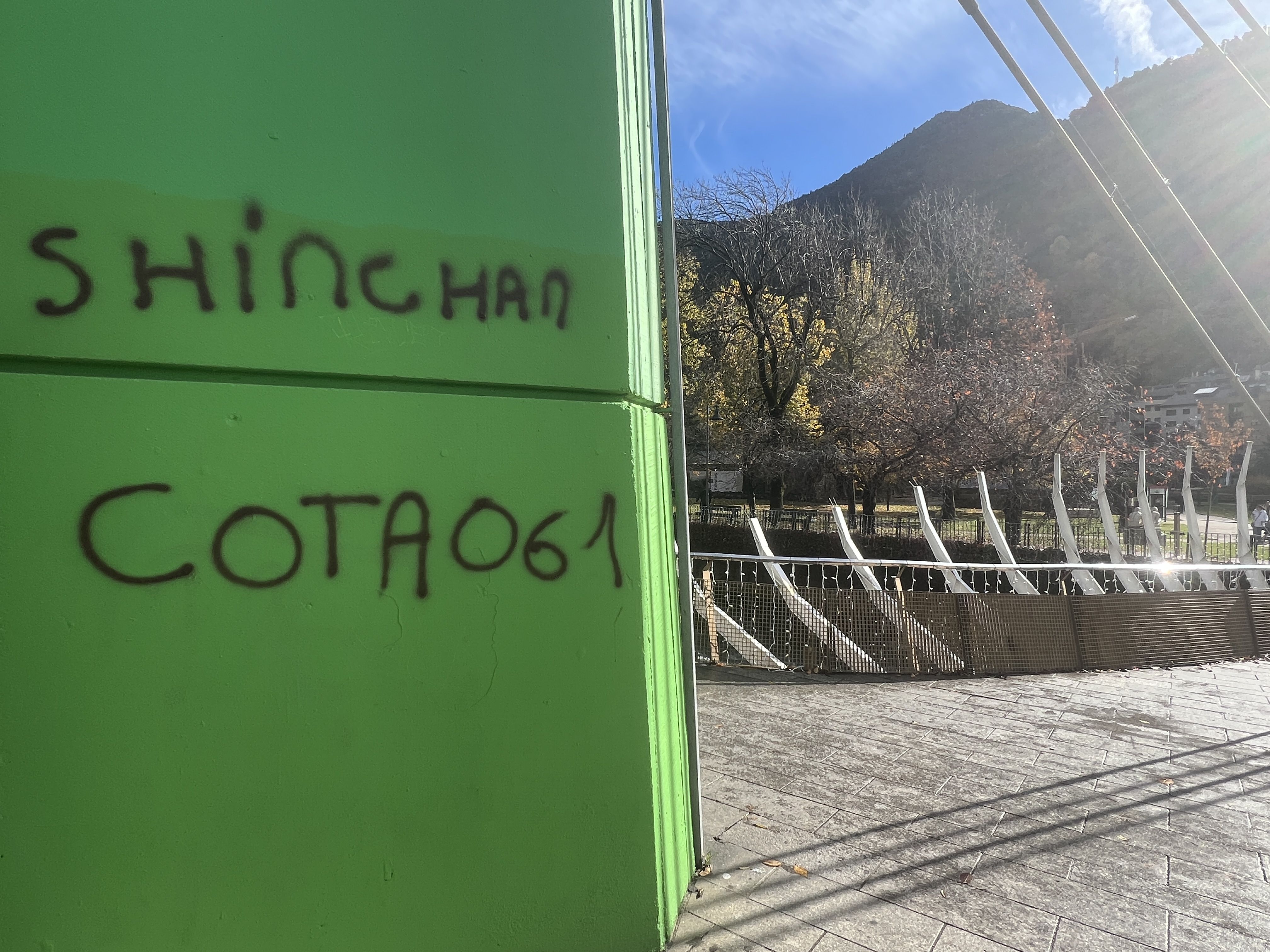 Una de les pintades aparegudes, en aquest cas, al tomb del Parc Central. Una de les pintades aparegudes, en aquest cas, al tomb del Parc Central.