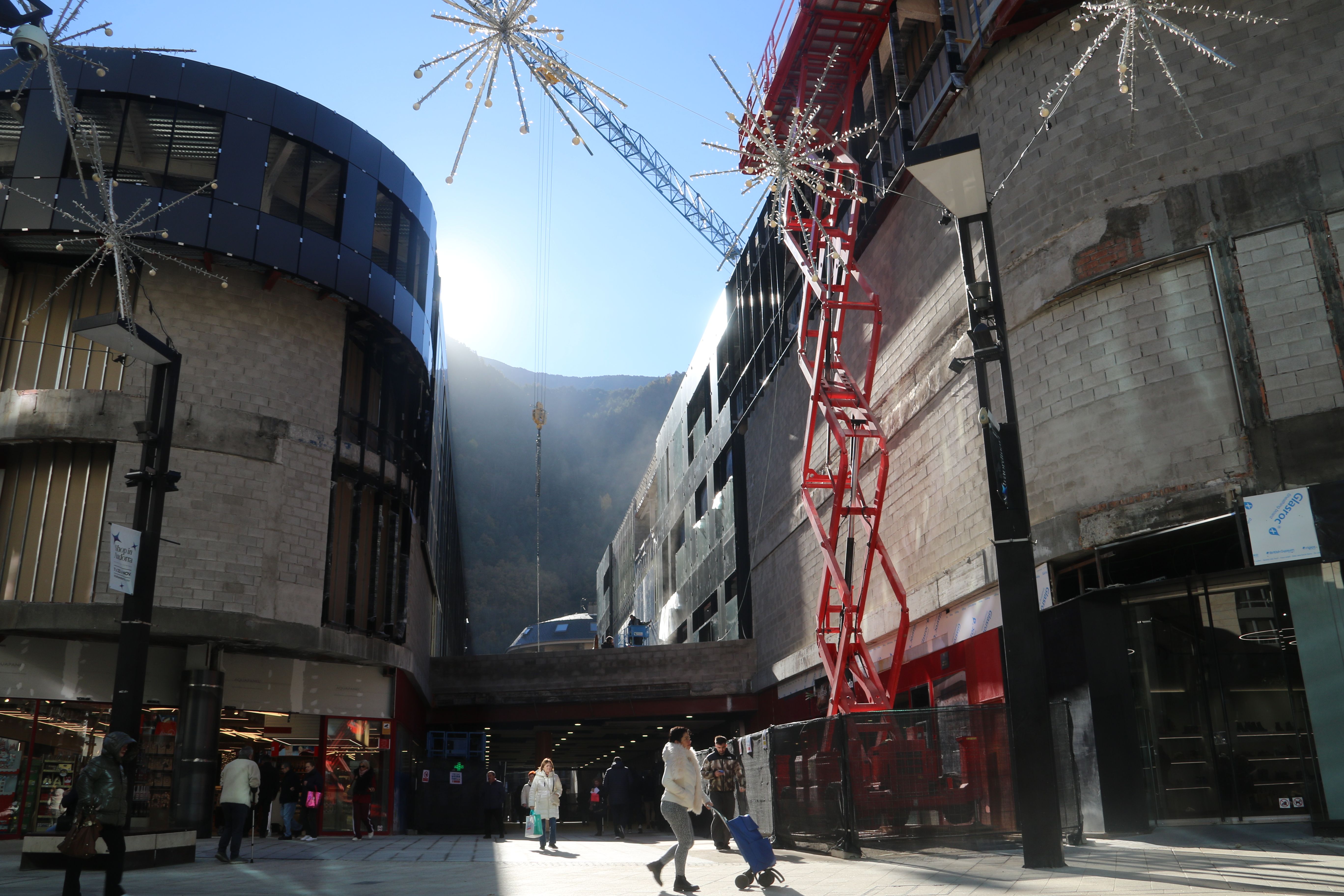 El centre en la fase final de la construcció aquest dimarts a migdia.