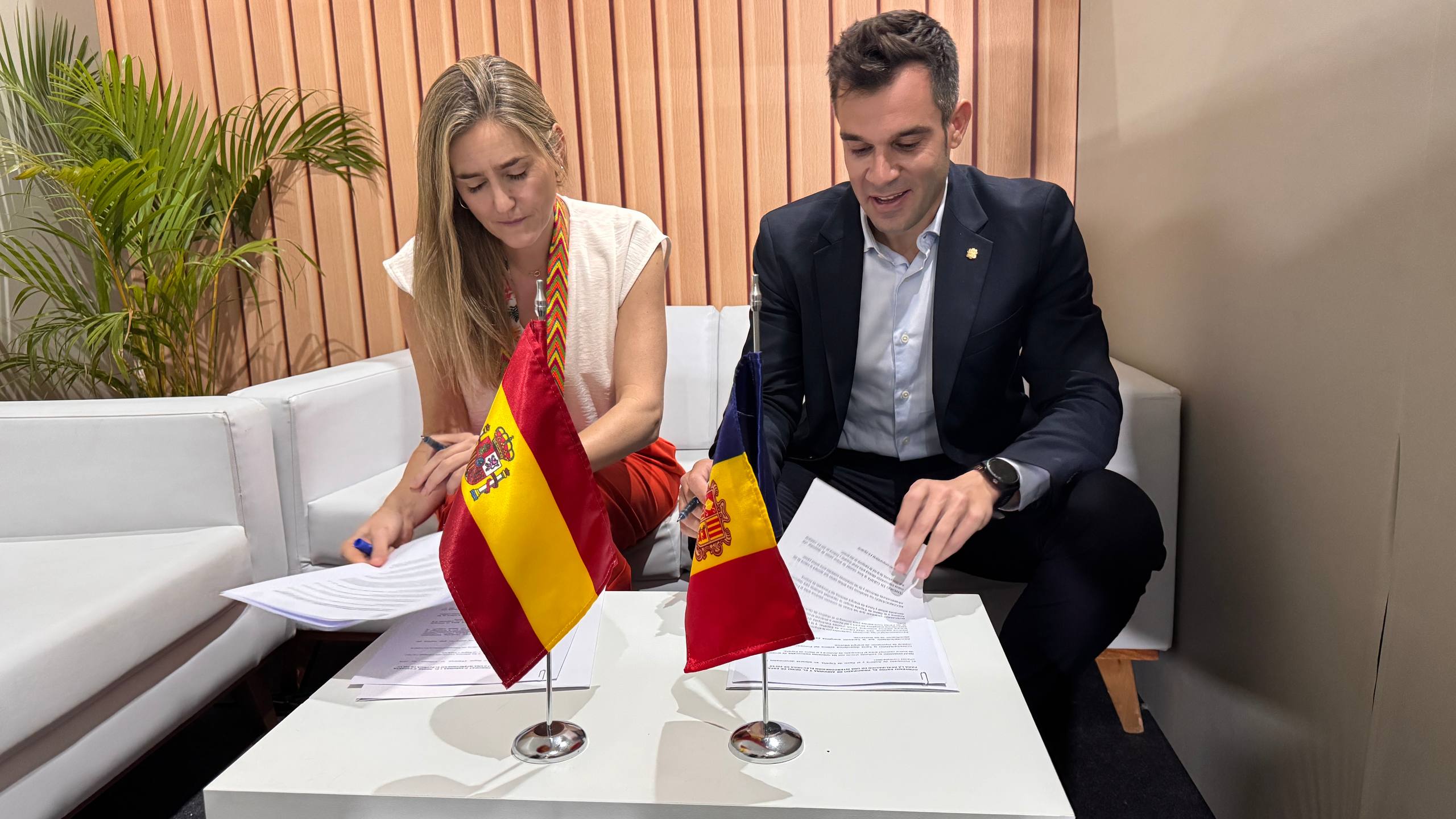 Sara Aagesen i David Forné durant la signatura del conveni a Belém (Brasil).