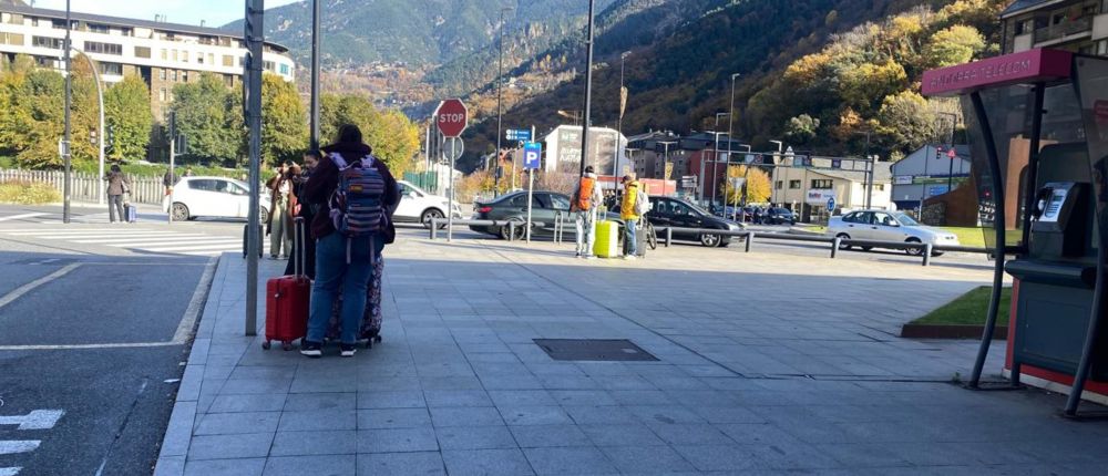 Temporers arribats a l'estació de busos.
