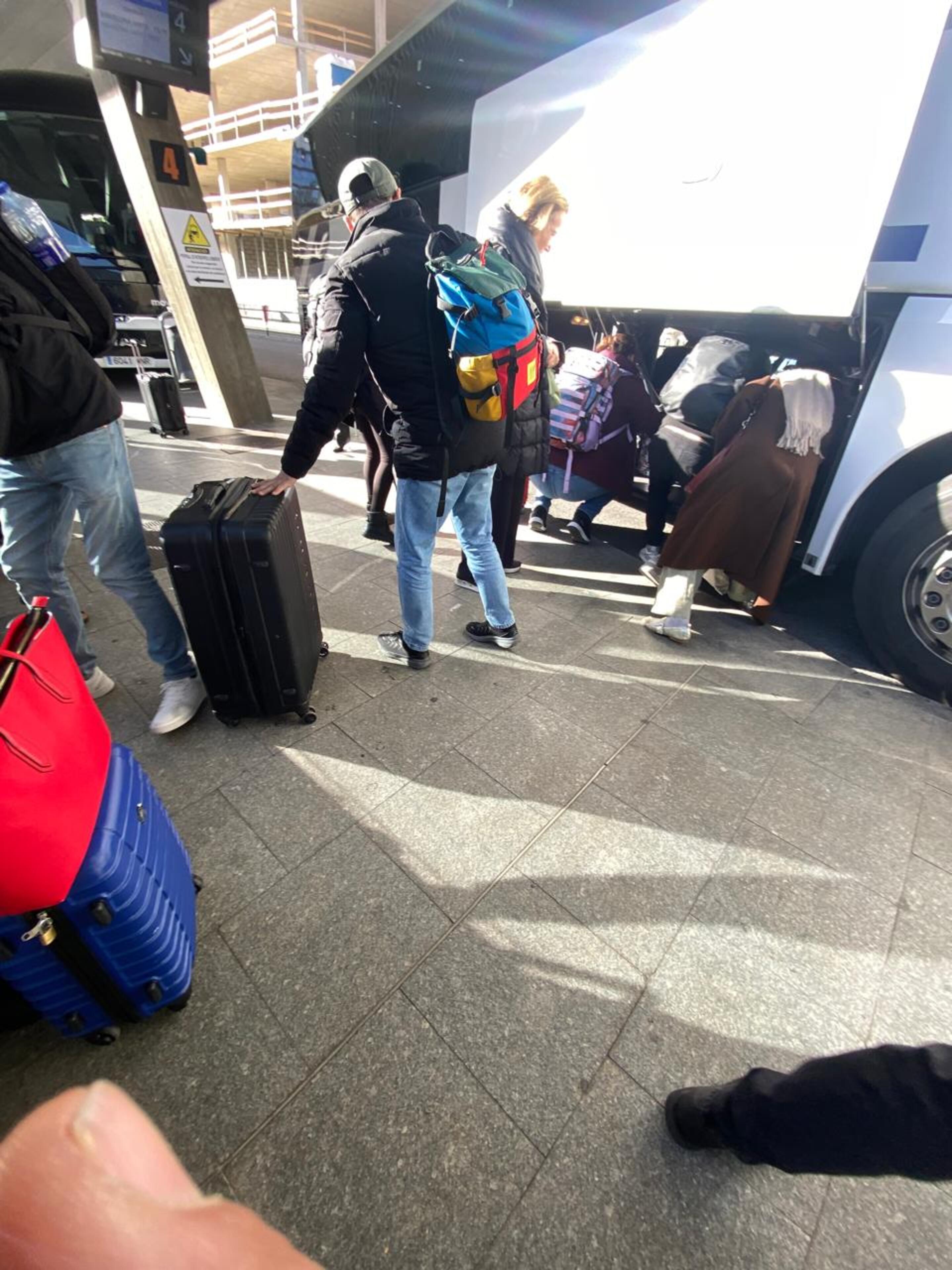 Temporers arribant a l'estació d'autobusos.