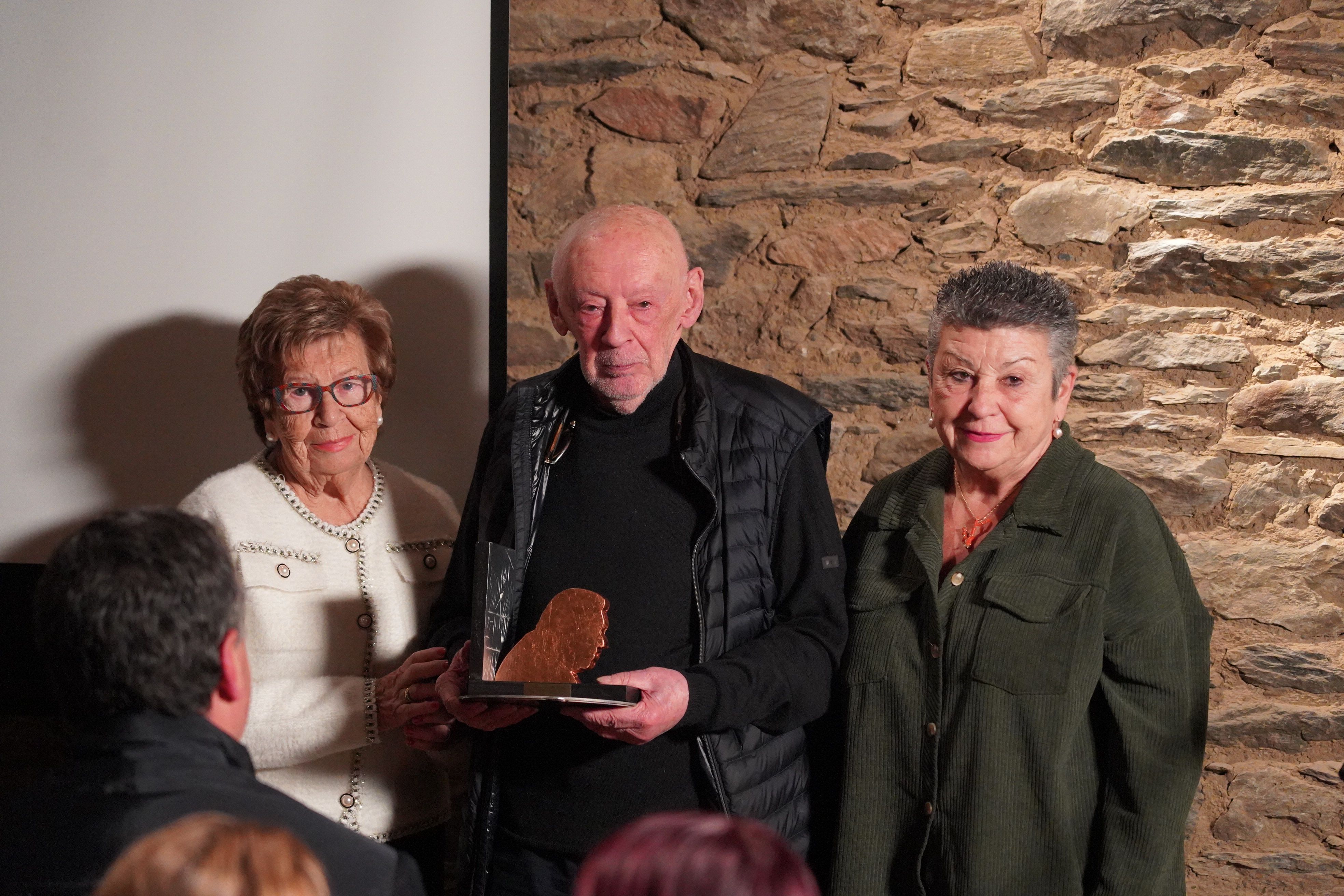 Casimir Arajol en el moment de rebre el premi Pere Canturri.
