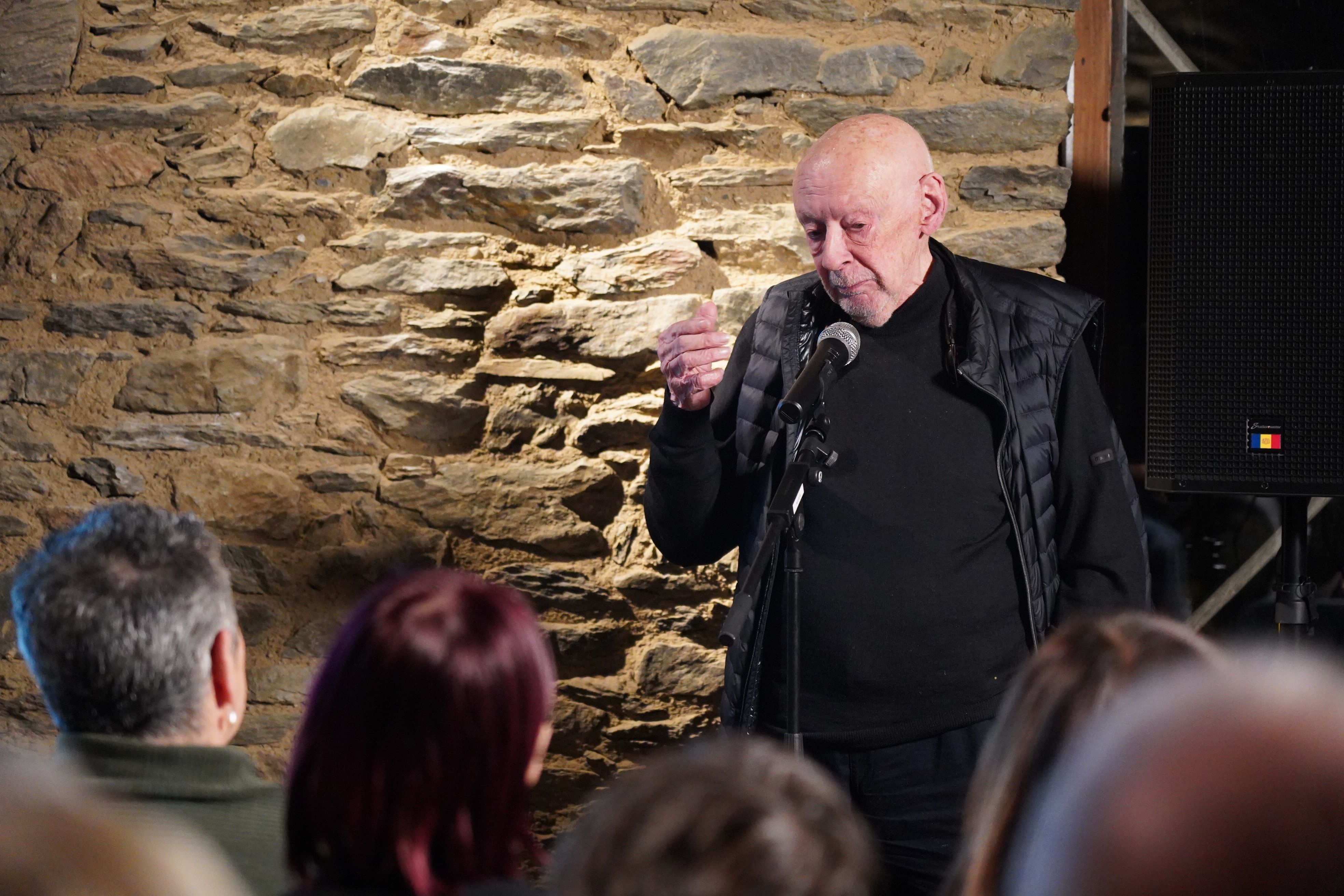 Casimir Arajol durant el seu parlament. Casimir Arajol durant el seu parlament.