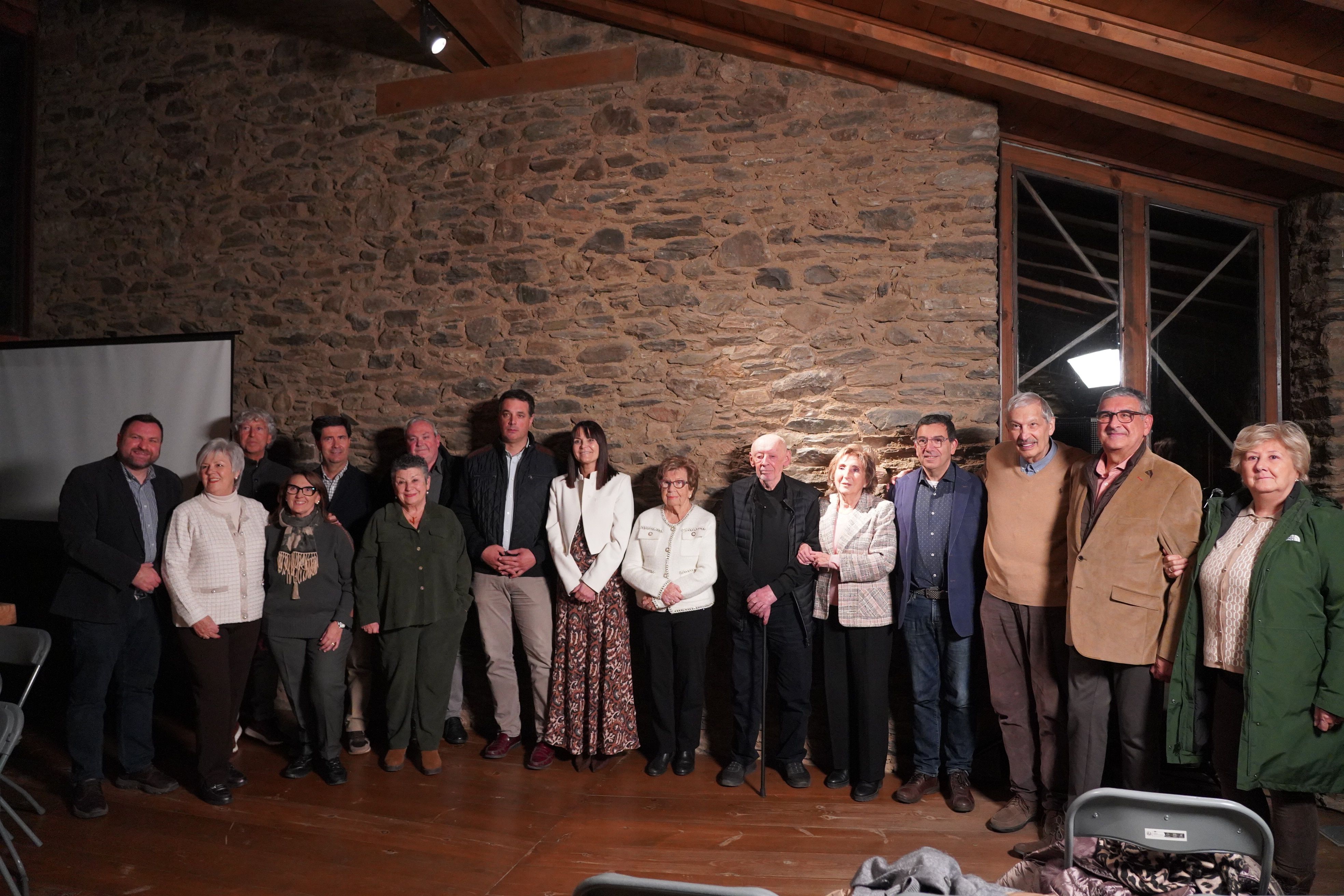 Foto de família dels premiats amb representants de Velles Cases. Foto de família dels premiats amb representants de Velles Cases.
