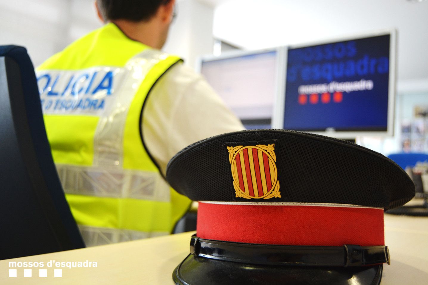 Un agent dels mossos en una gestió administrativa.