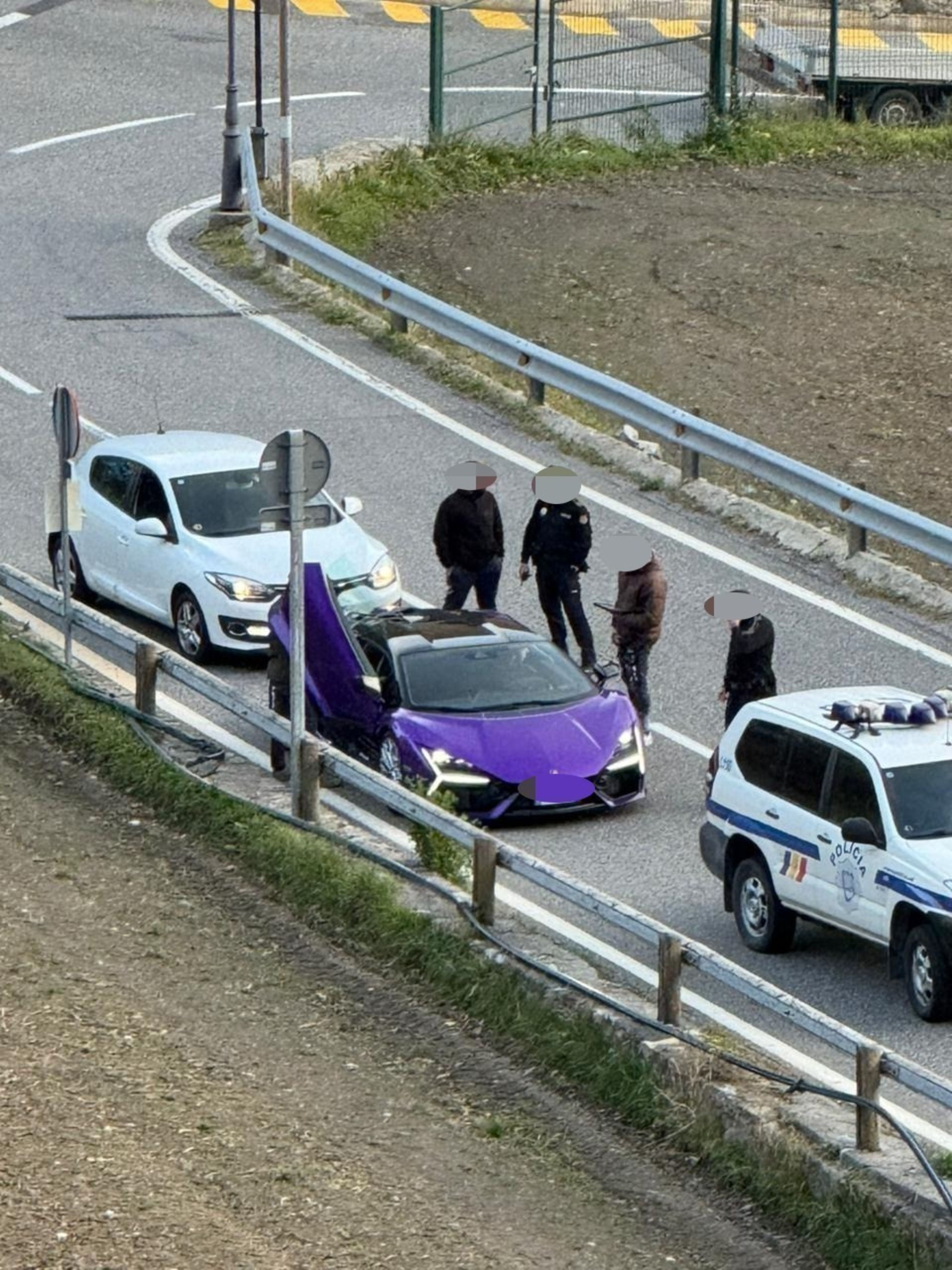 El cotxe controlat entre els dos vehicles policials.