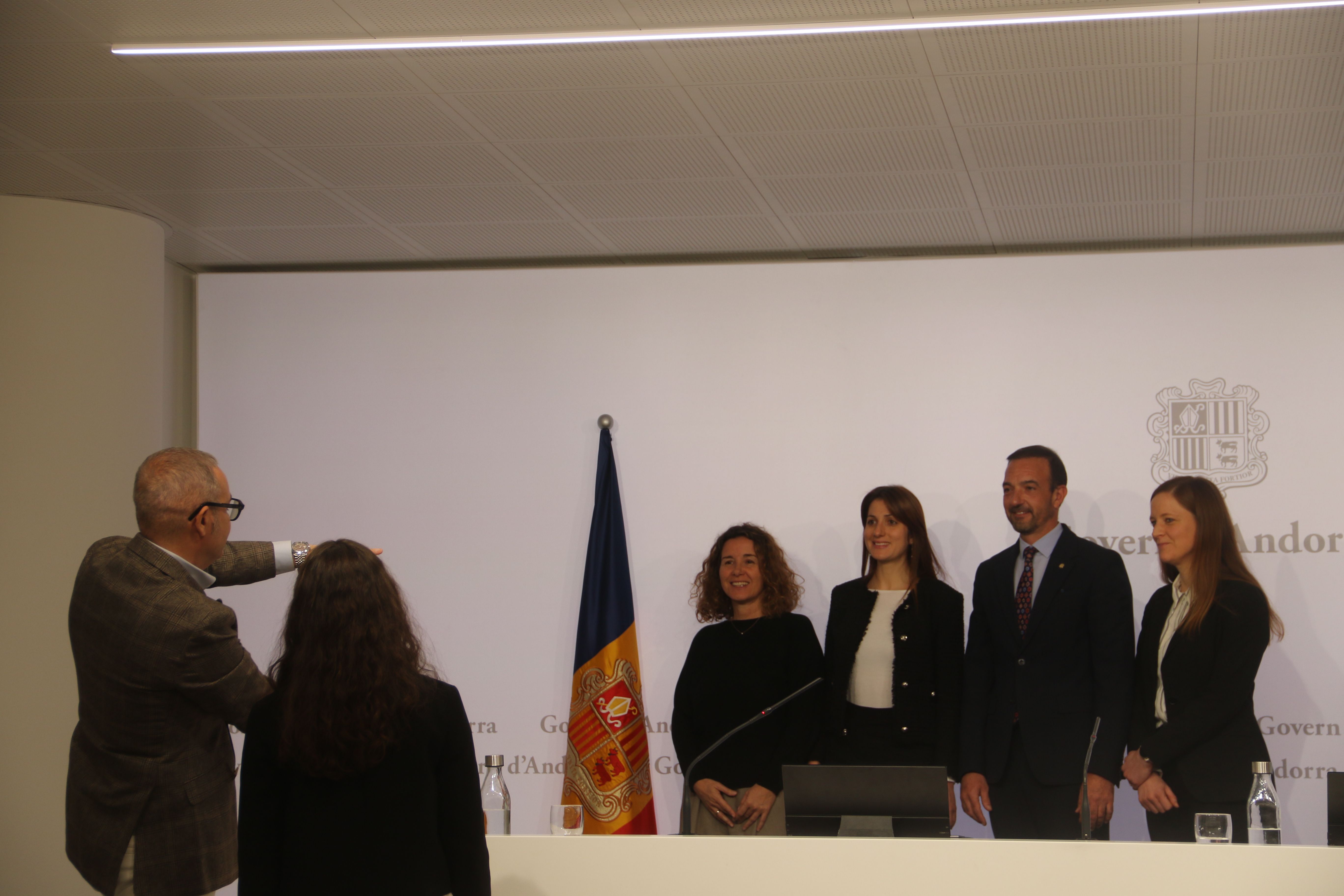 Tècnics del ministeri de Turisme fotografien la directora, el ministre i les dues oficials d'ONU Turisme.