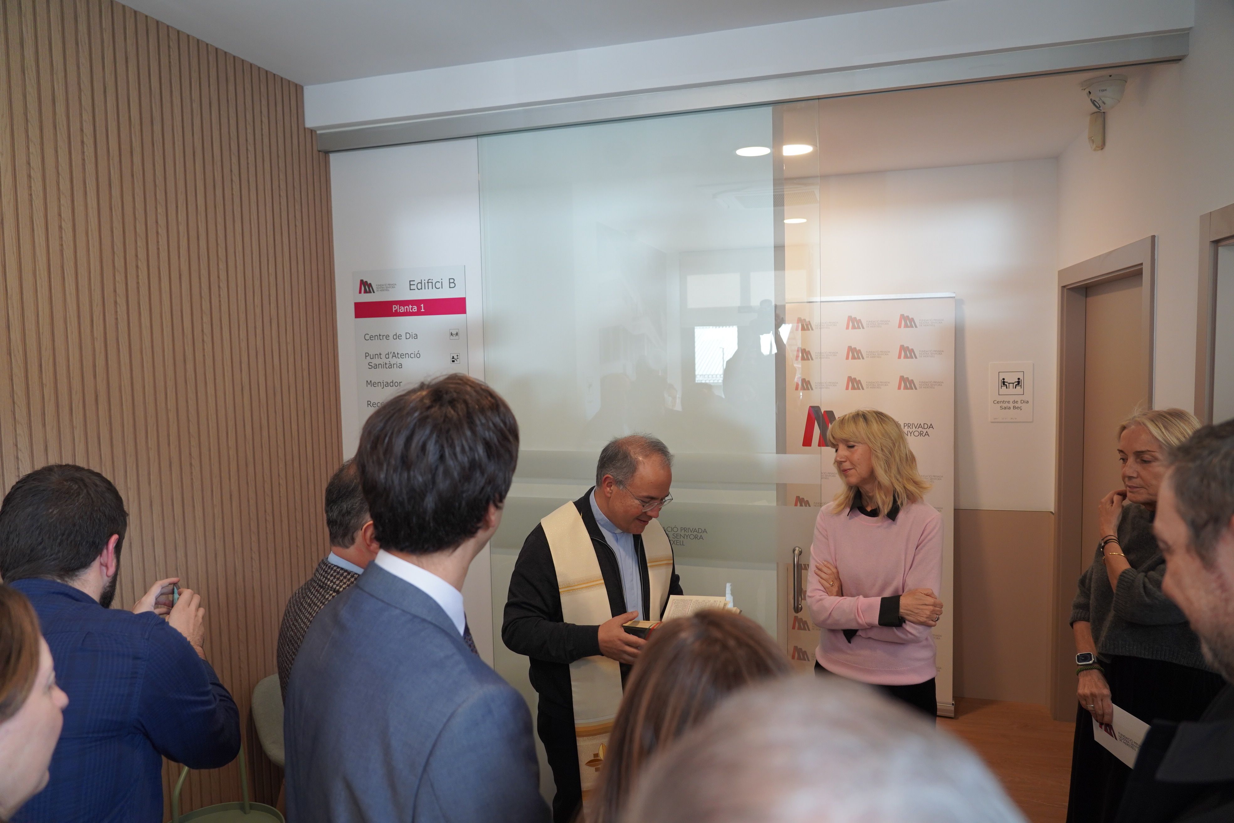 Moment de la benedicció del centre de dia pel mossèn Elvira. Moment de la benedicció del centre de dia pel mossèn Elvira.