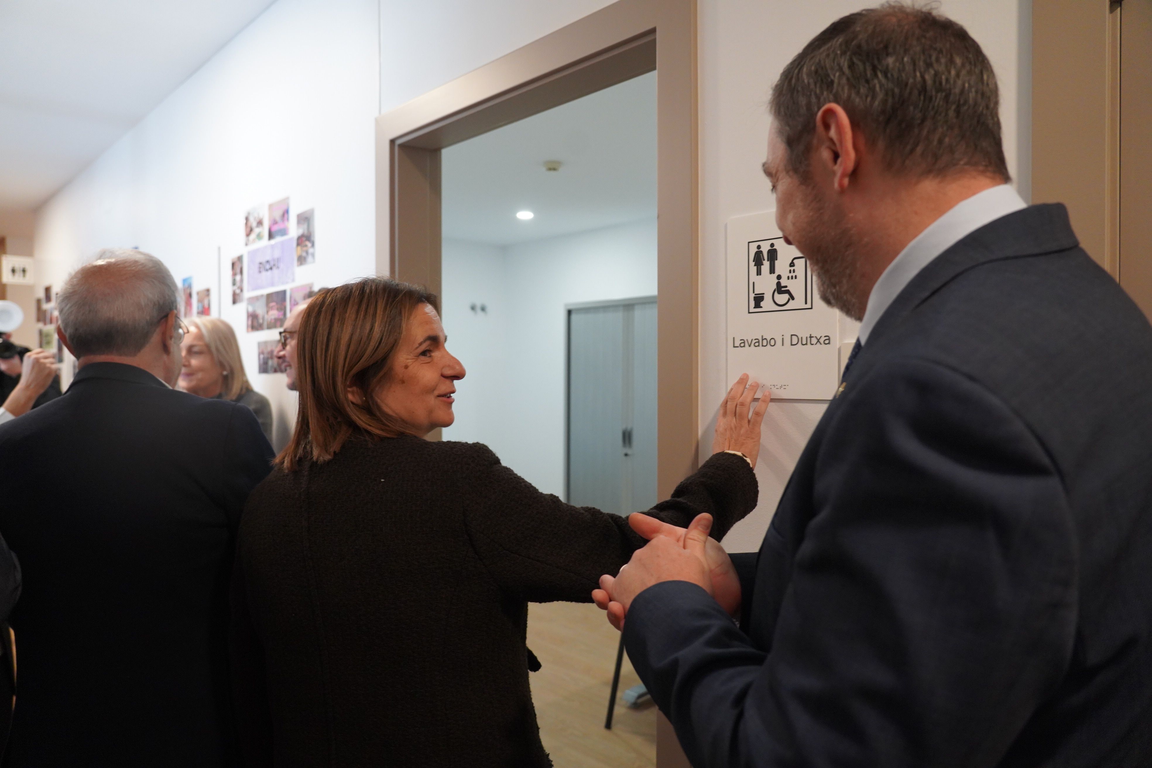 Trini Marín i Josep Anton Bardina durant la visita del centre de dia. Trini Marín i Josep Anton Bardina durant la visita del centre de dia.