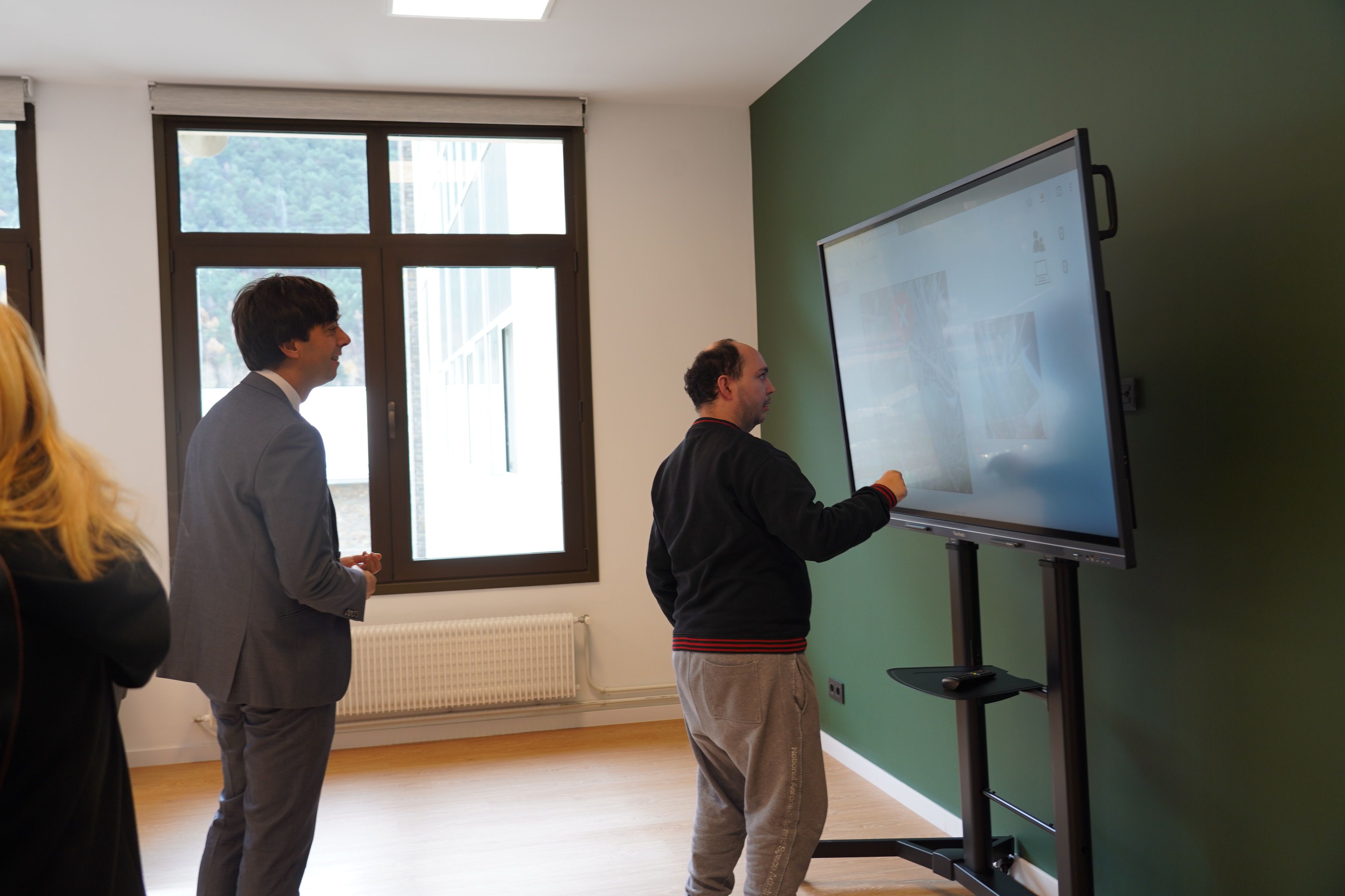 Sergi González amb un usuari del centre de dia a la sala Roc. Sergi González amb un usuari del centre de dia a la sala Roc.