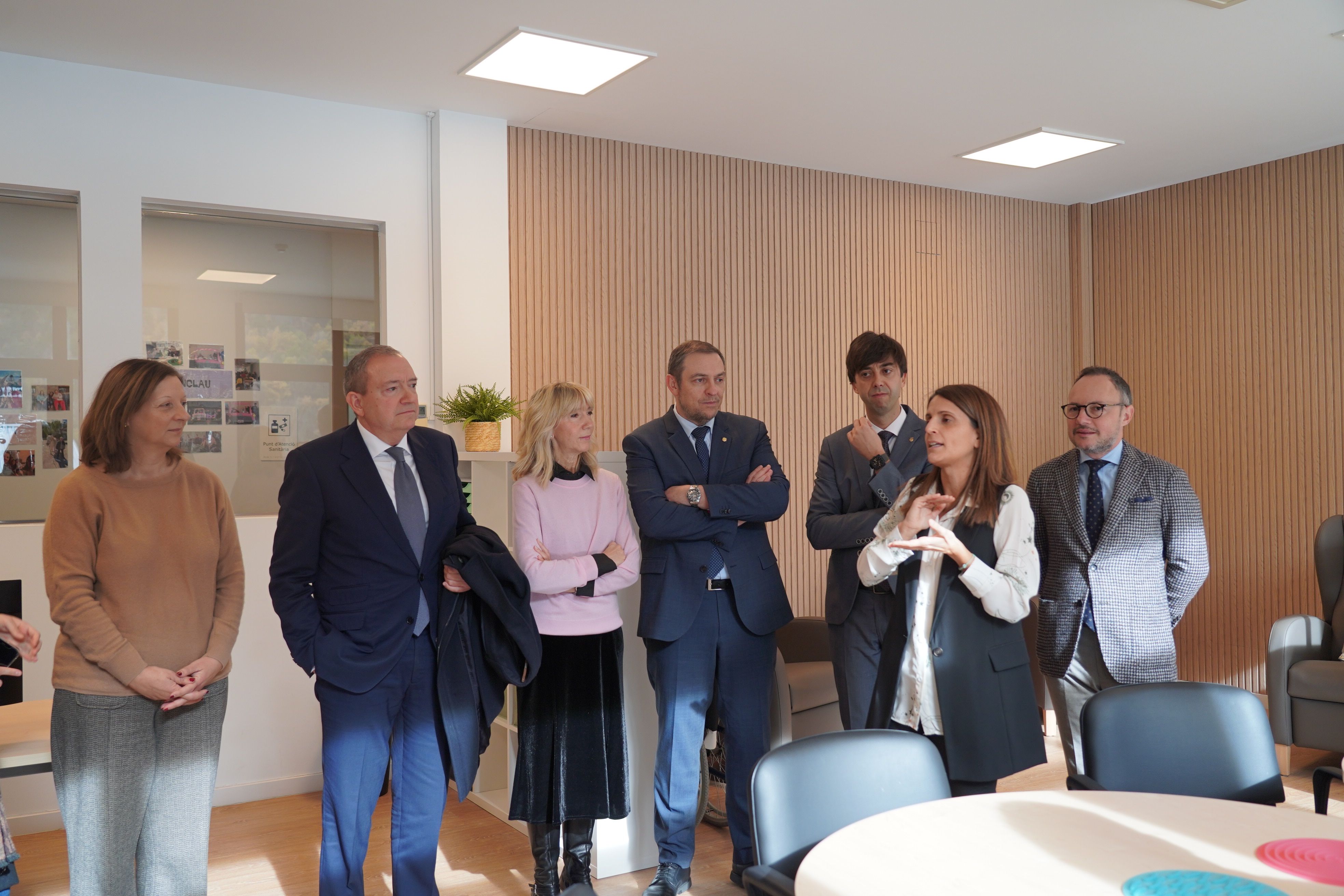 Les diferents autoritats durant la presentació dels diferents espais del centre. Les diferents autoritats durant la presentació dels diferents espais del centre.