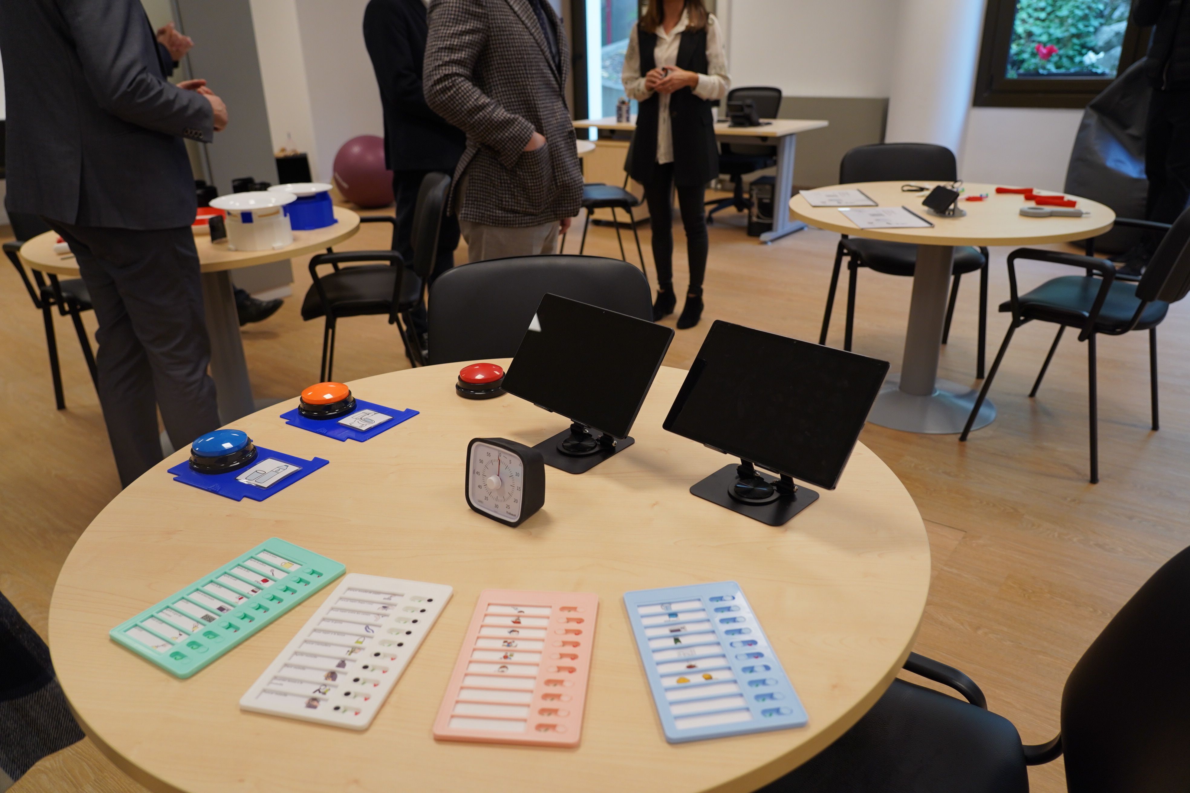 Elements facilitadors a la sala Quer. Elements facilitadors a la sala Quer.