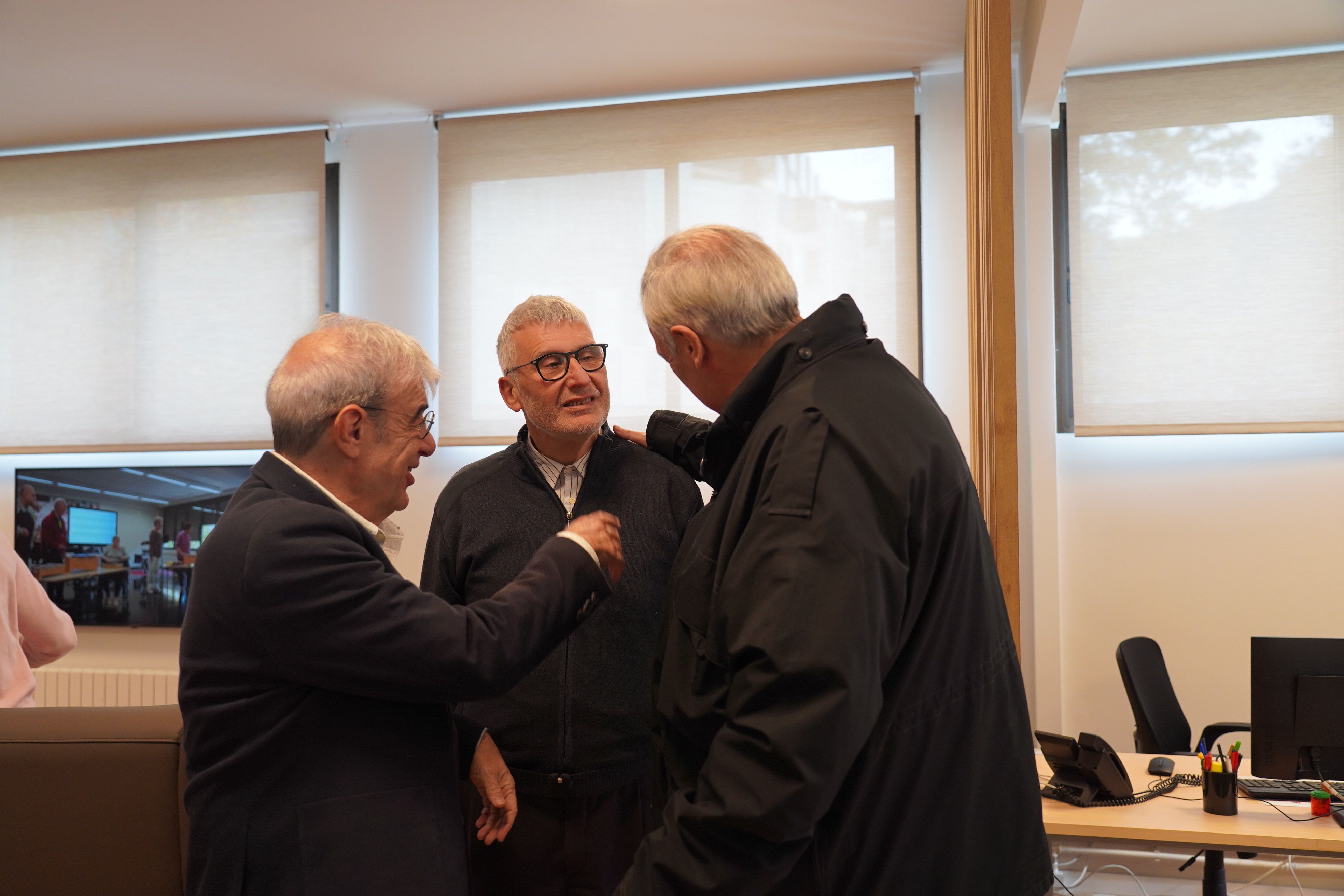 El ministre Ladislau Baró amb un usuari del centre. El ministre Ladislau Baró amb un usuari del centre.