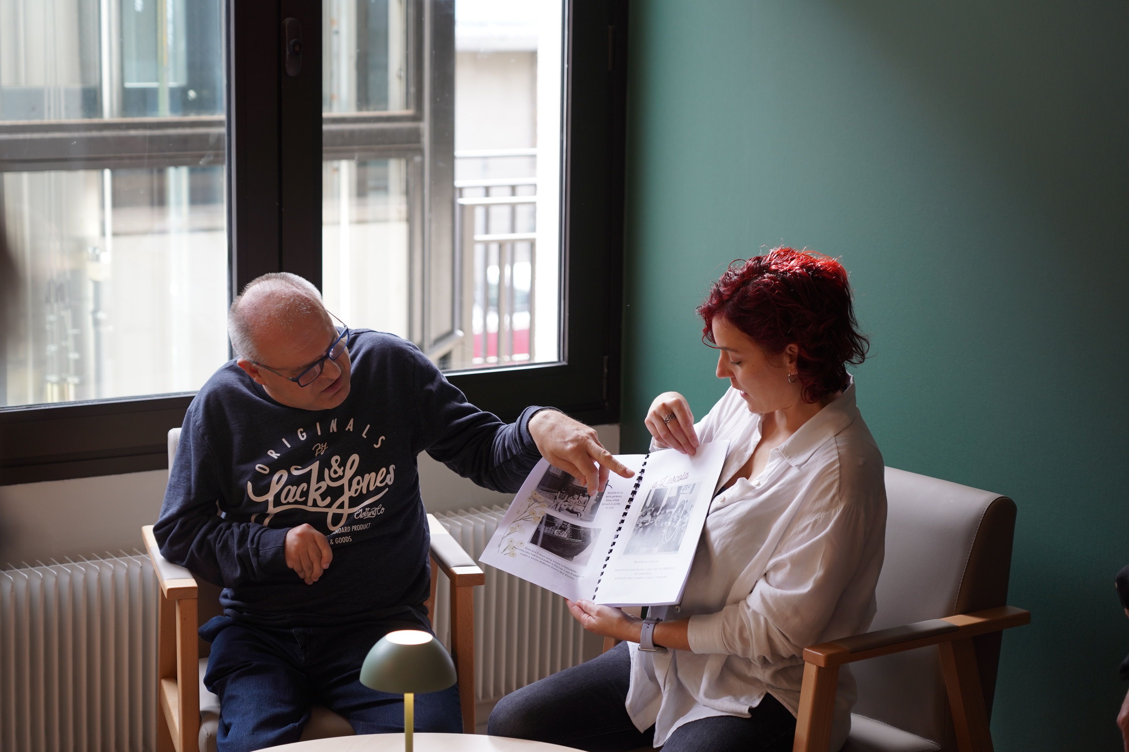 Un usuari del centre presentant un recull de fotos vitals. Un usuari del centre presentant un recull de fotos vitals.