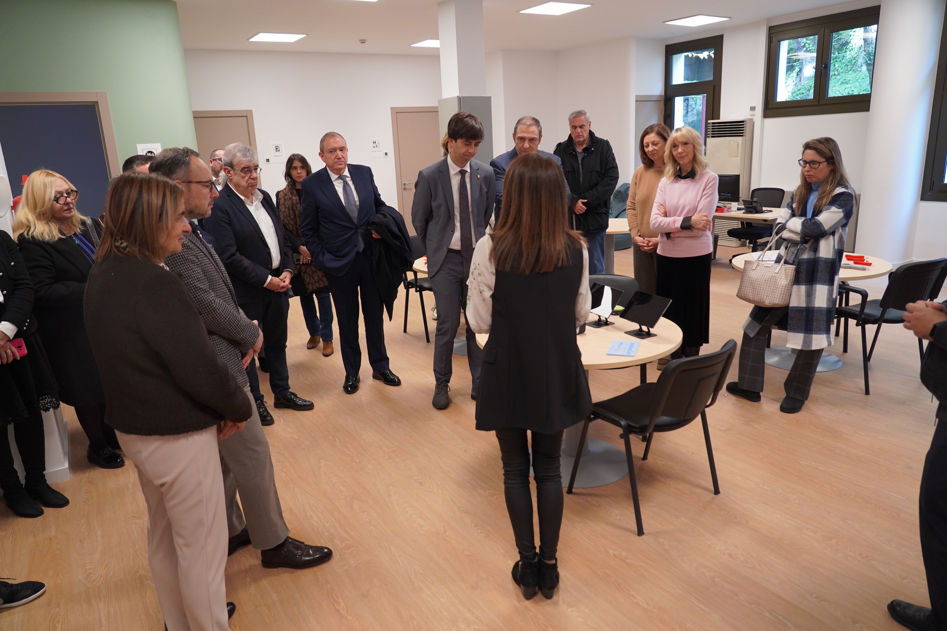 Les diferents autoritats durant la visita d'inauguració del centre de dia.