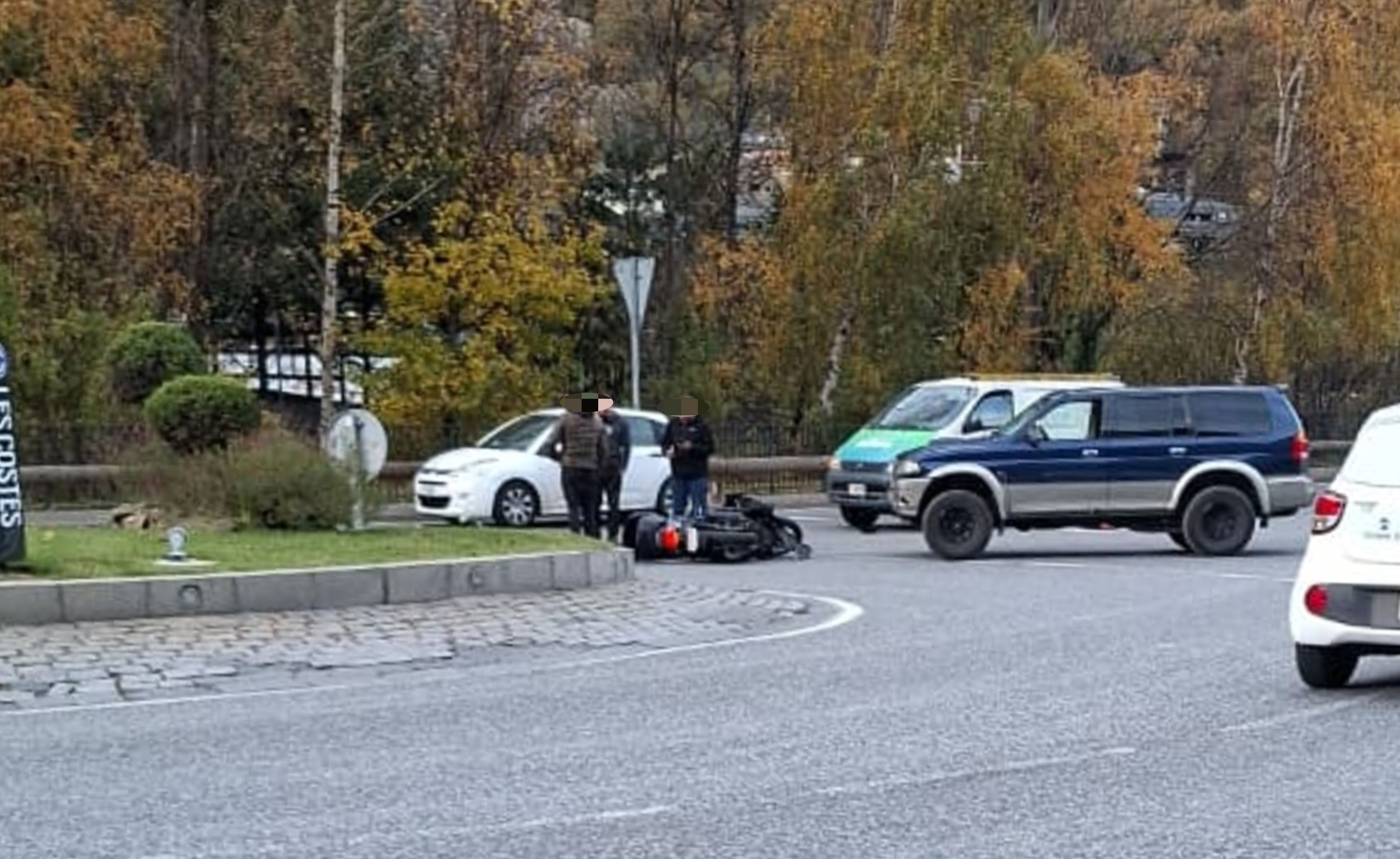 La moto i el tot-terreny implicats en la topada a la rotonda de les Costes.