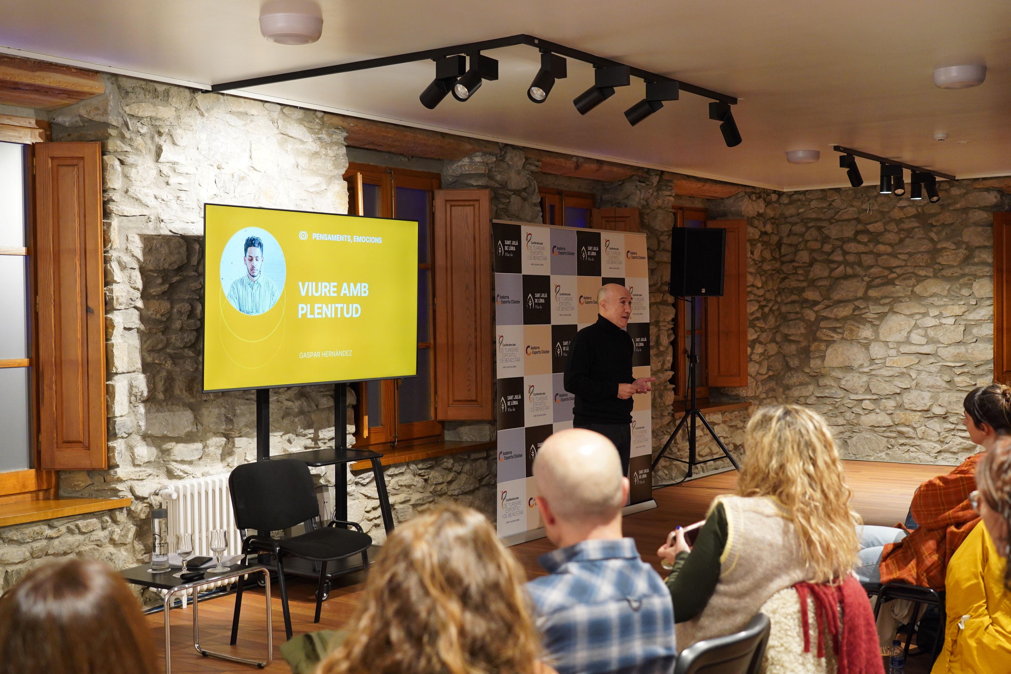 El periodista i escriptor Gaspar Hernández durant la seva conferència.