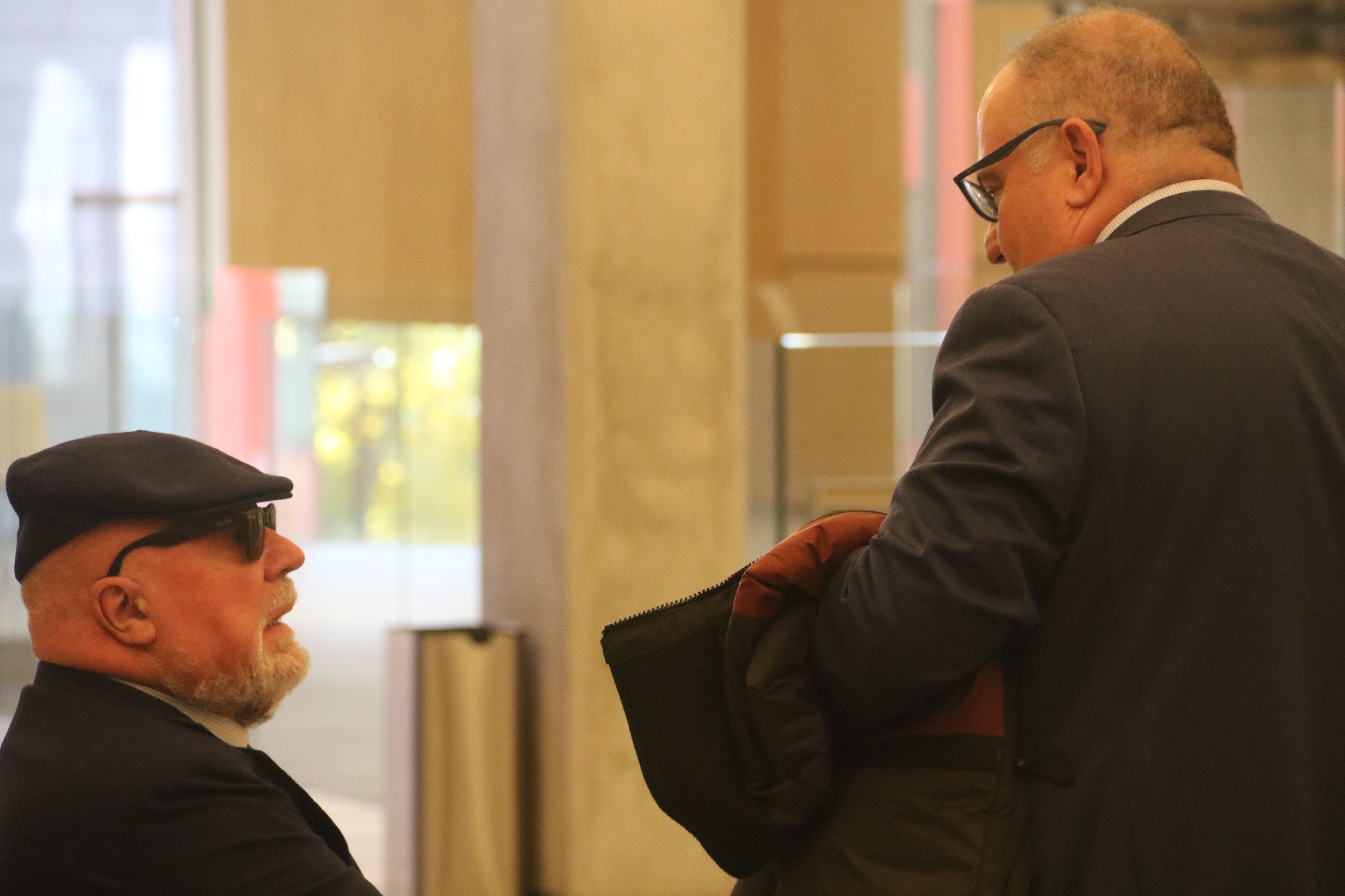 José Manuel Villarejo al vestíbul del primer pis de la Seu de la Justícia amb el seu advocat.