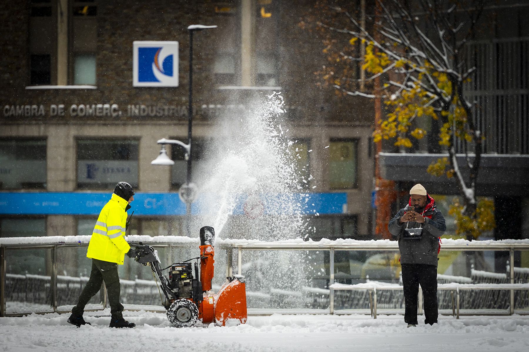 Un operari del comú retirant neu a Andorra la Vella.