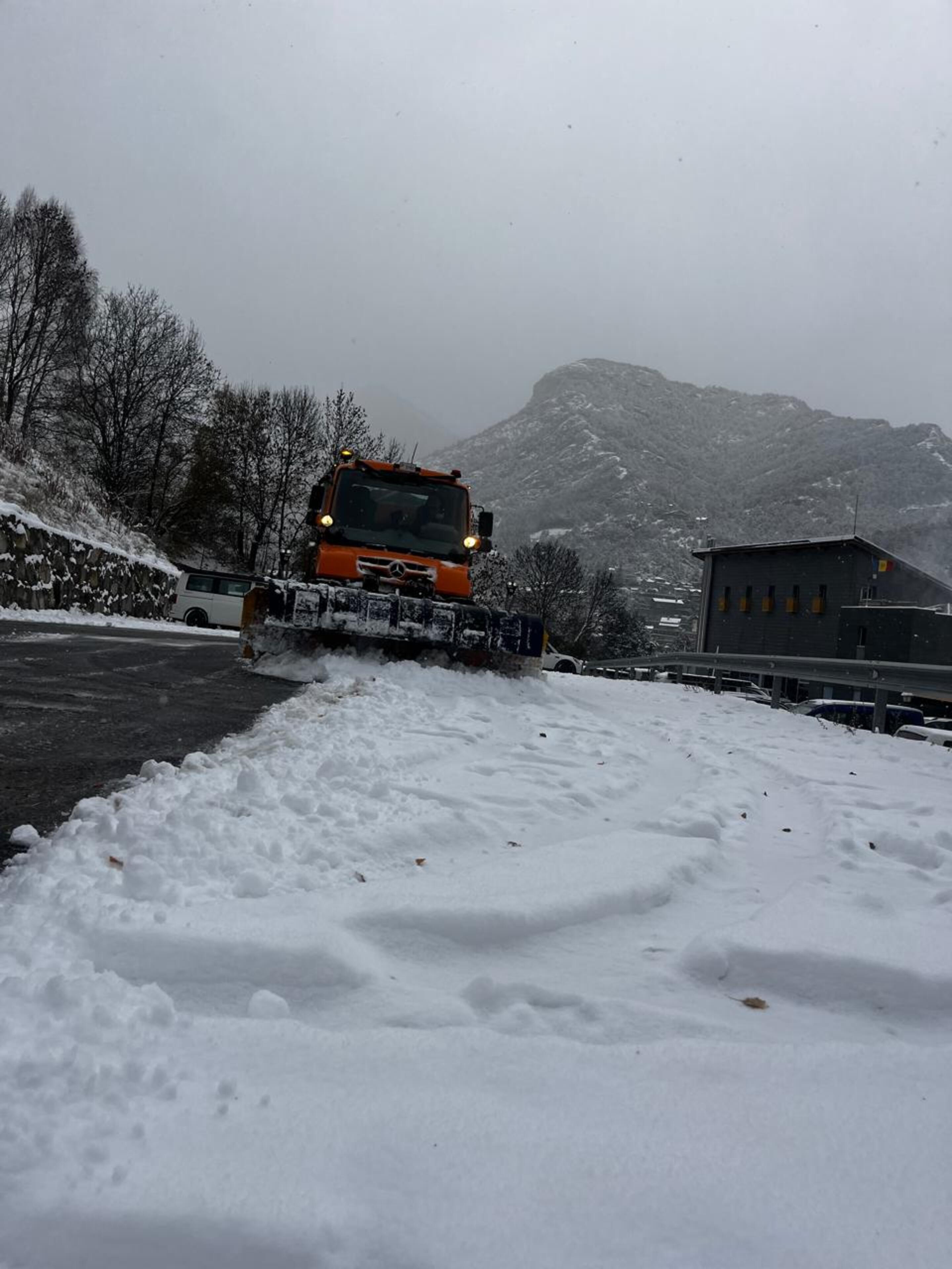 La llevaneus del comú de la Massana en plena feina.