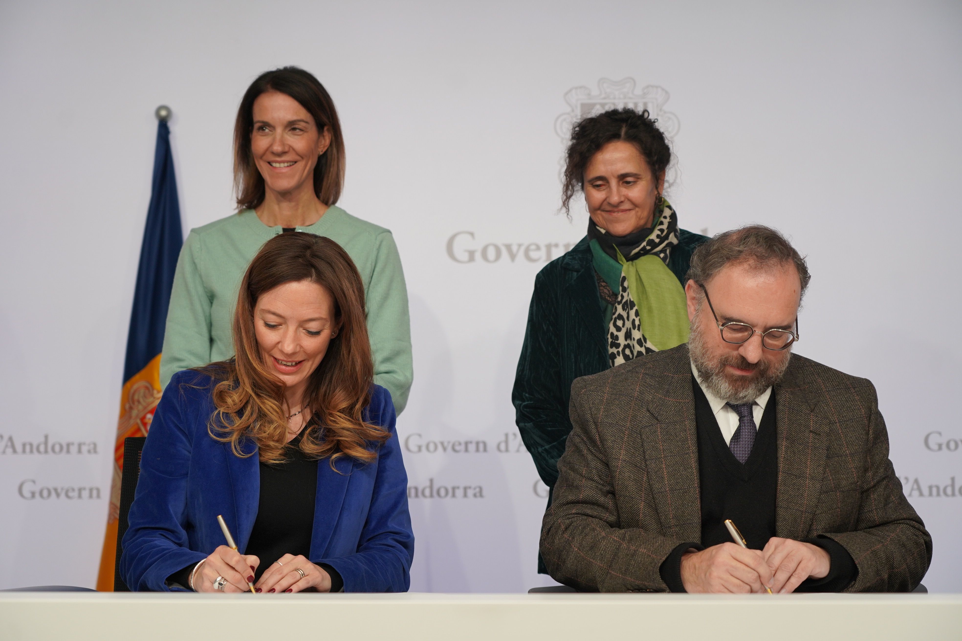 Helena Mas i Juli Minoves signant el conveni.
