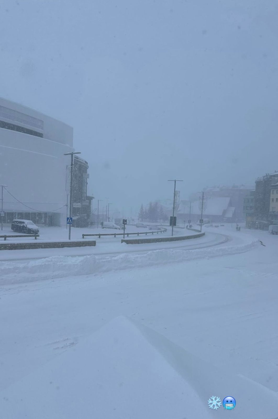 La nevada al Pas de la Casa ha deixat les carreteres gairebé invisibles. 