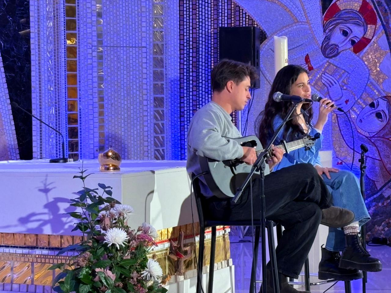 En Cesc Sansalvado i la Mariona Escoda durant la seva actuació.