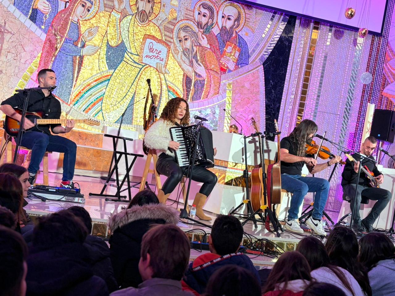 El grup folk-rock Sal 150 durant la seva actuació.