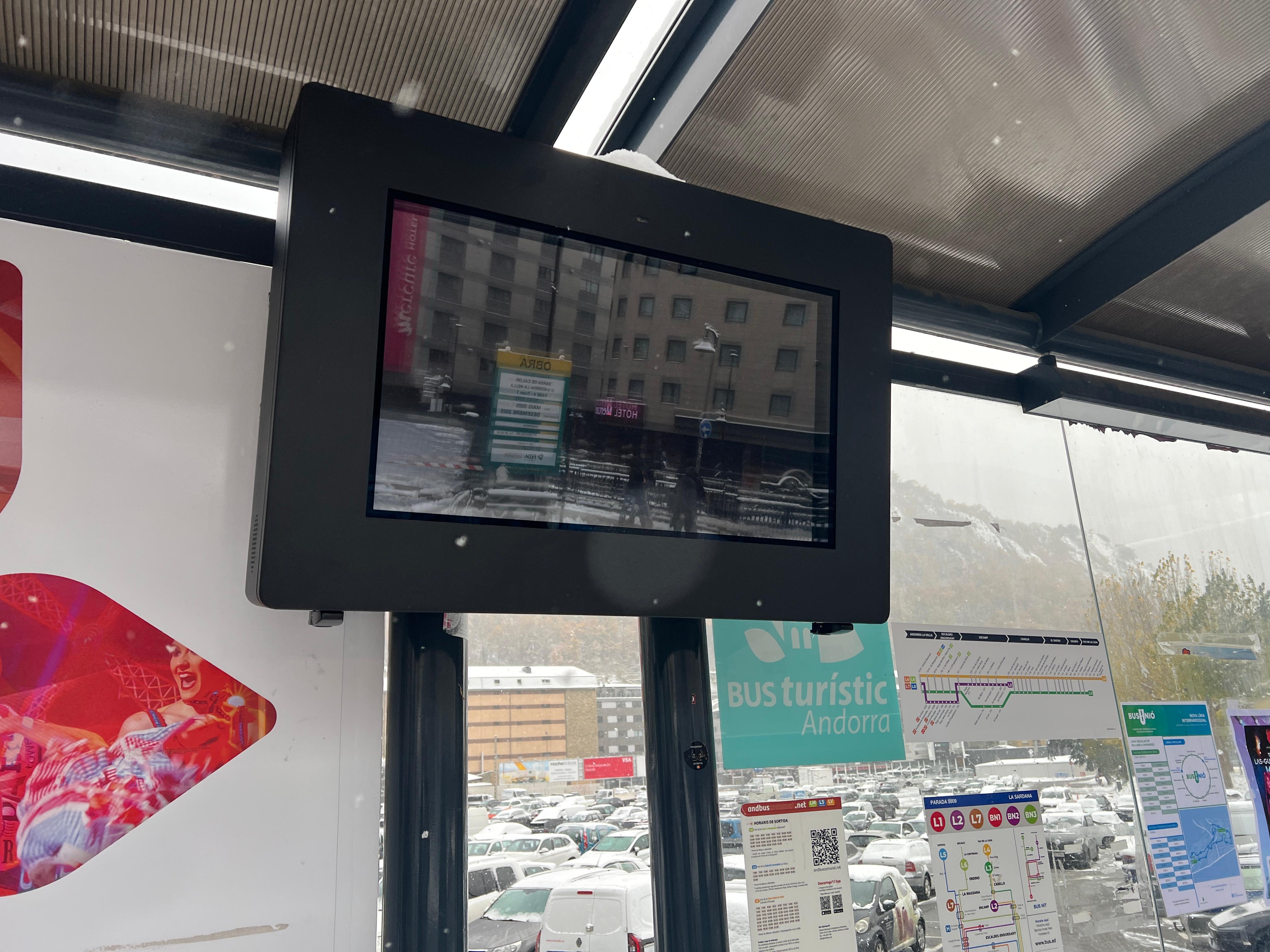 Una de les pantalles informatives que s'ha instal·lat recentment a la parada de La Sardana, a Andorra la Vella.
