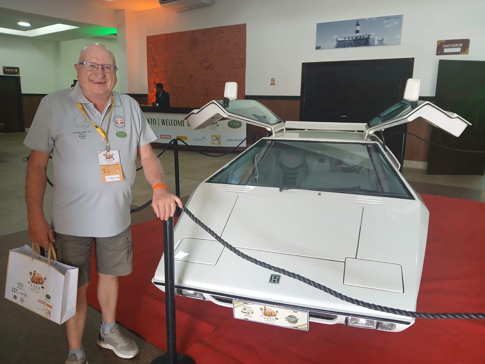 Dejuan al costat d'un dels vehicles antics.