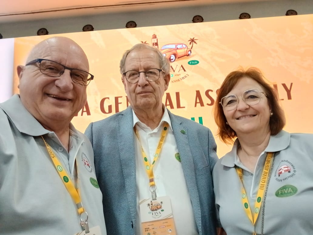 Els dos representants de l'AAVA amb el president de la FIVA.