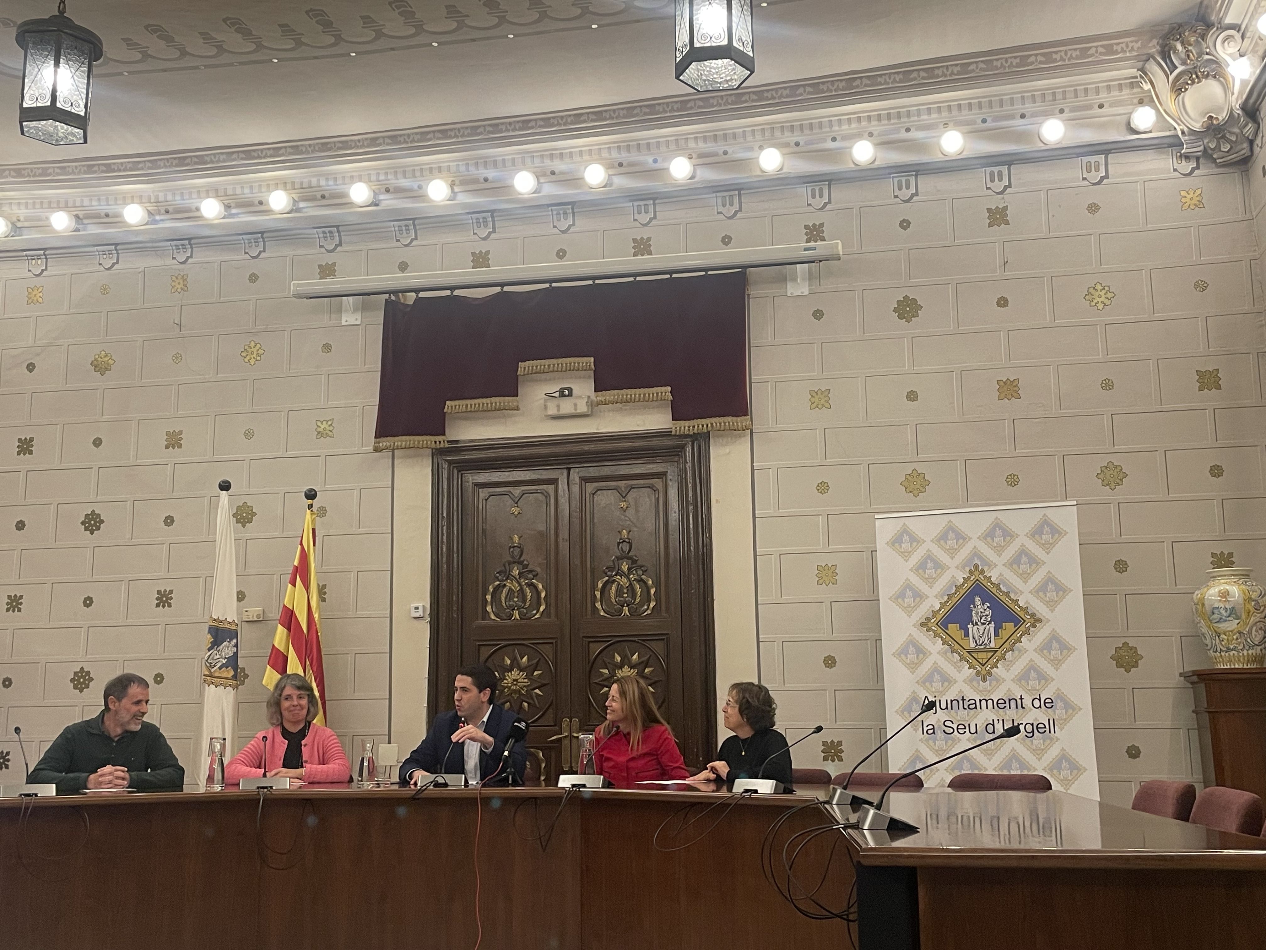 Carles Gascón, Josefina Lladós, Joan Barrera, Isabel de la Parte i Cinta Pujal durant la seva compareixença.