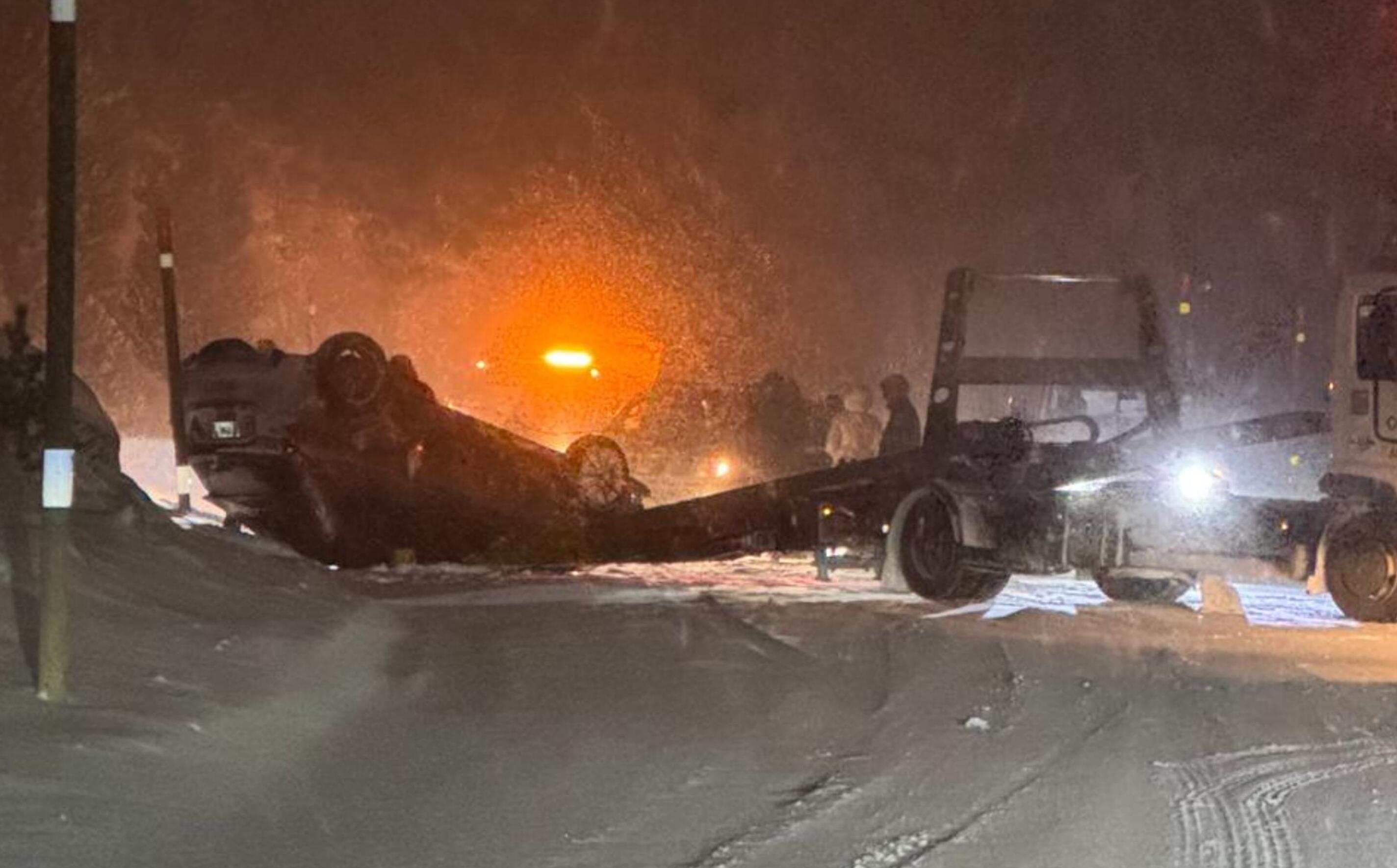 Una grua mira de remuntar el cotxe accidentat de manera aparatosa aquesta tarda a la zona de Grau Roig.