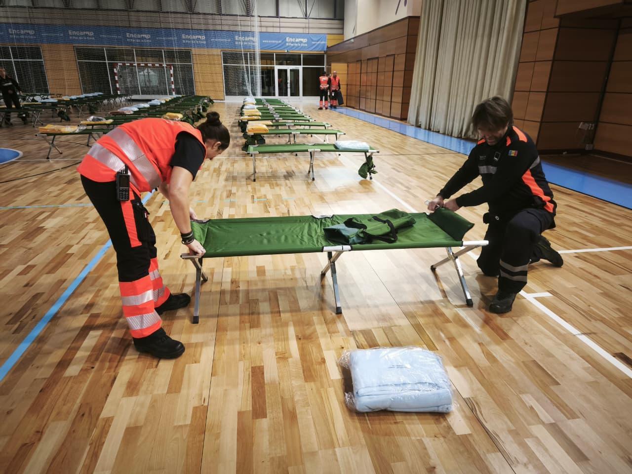 Els voluntaris de Protecció Civil i la Creu Roja durant el simulacre.